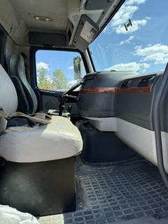 2007 VOLVO VNM64T200 - Image 24