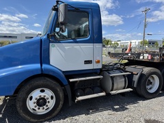 2007 VOLVO VNM64T200 - Image 2