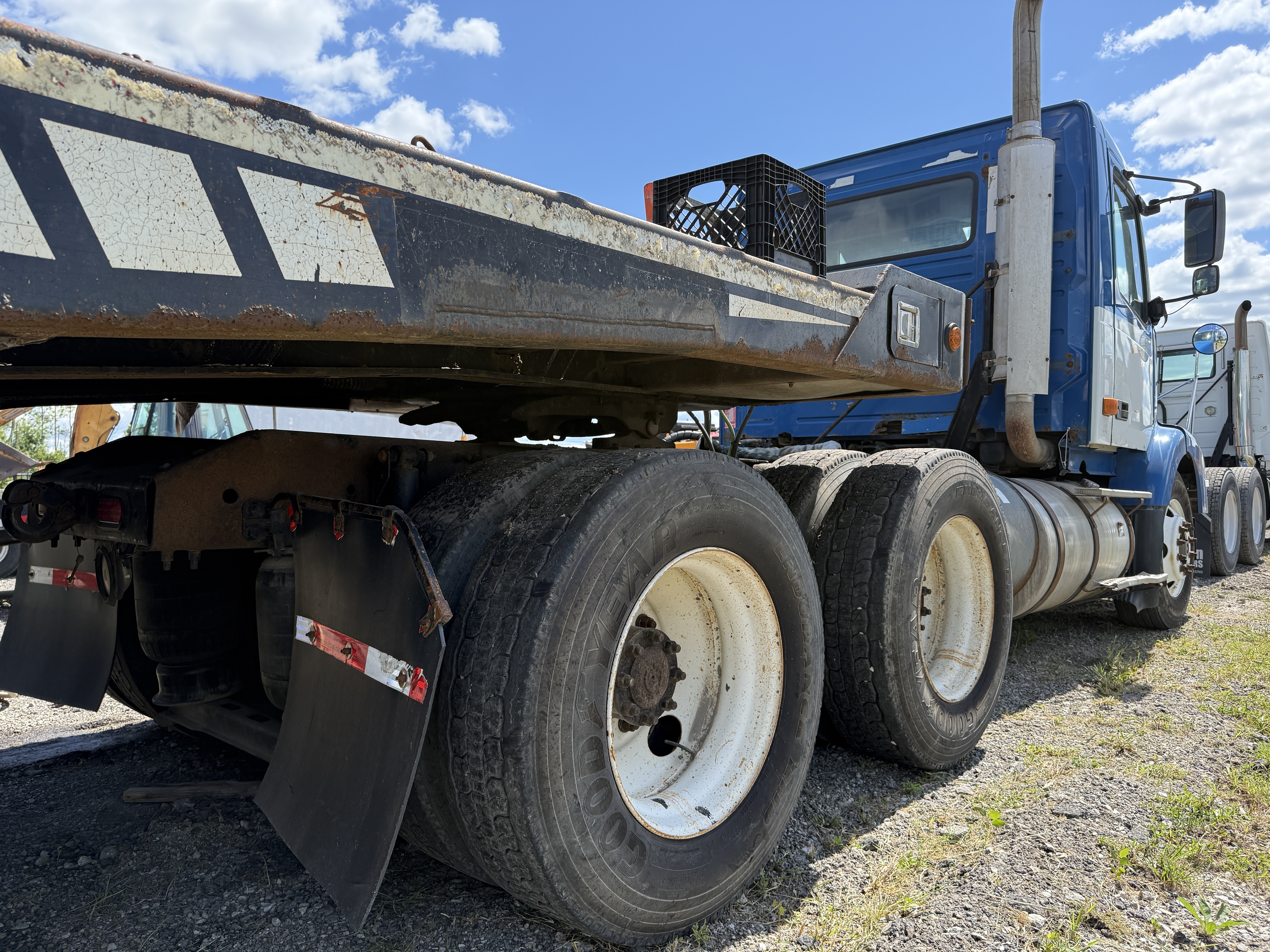 2007 VOLVO VNM64T200 - Image 5