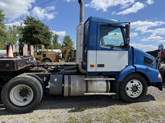 2007 VOLVO VNM64T200 - Image 7