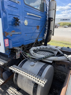 2007 VOLVO VNM64T200 - Image 10