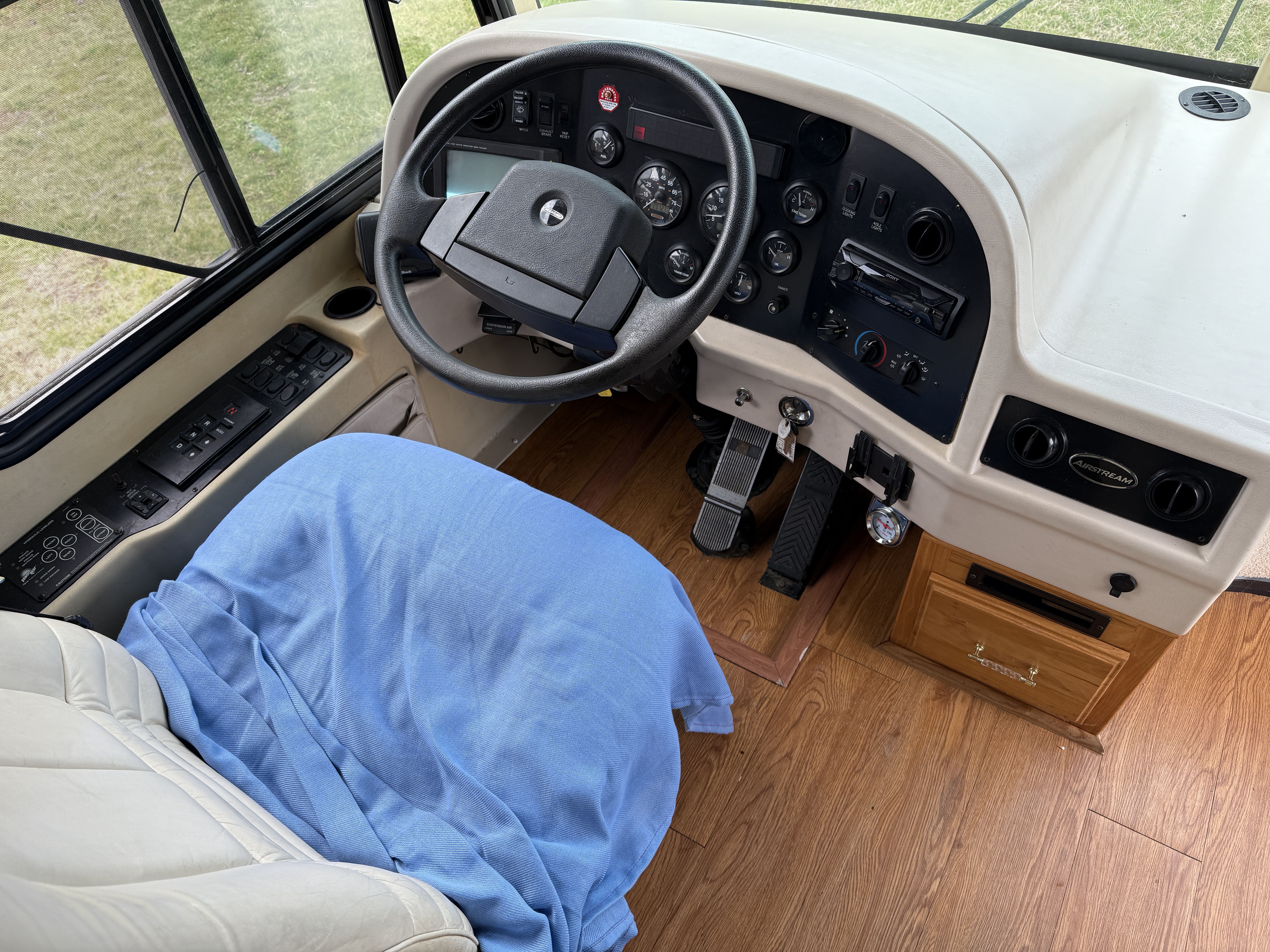 2002 AIRSTREAM Land Yacht XL396 - view 12 of 39