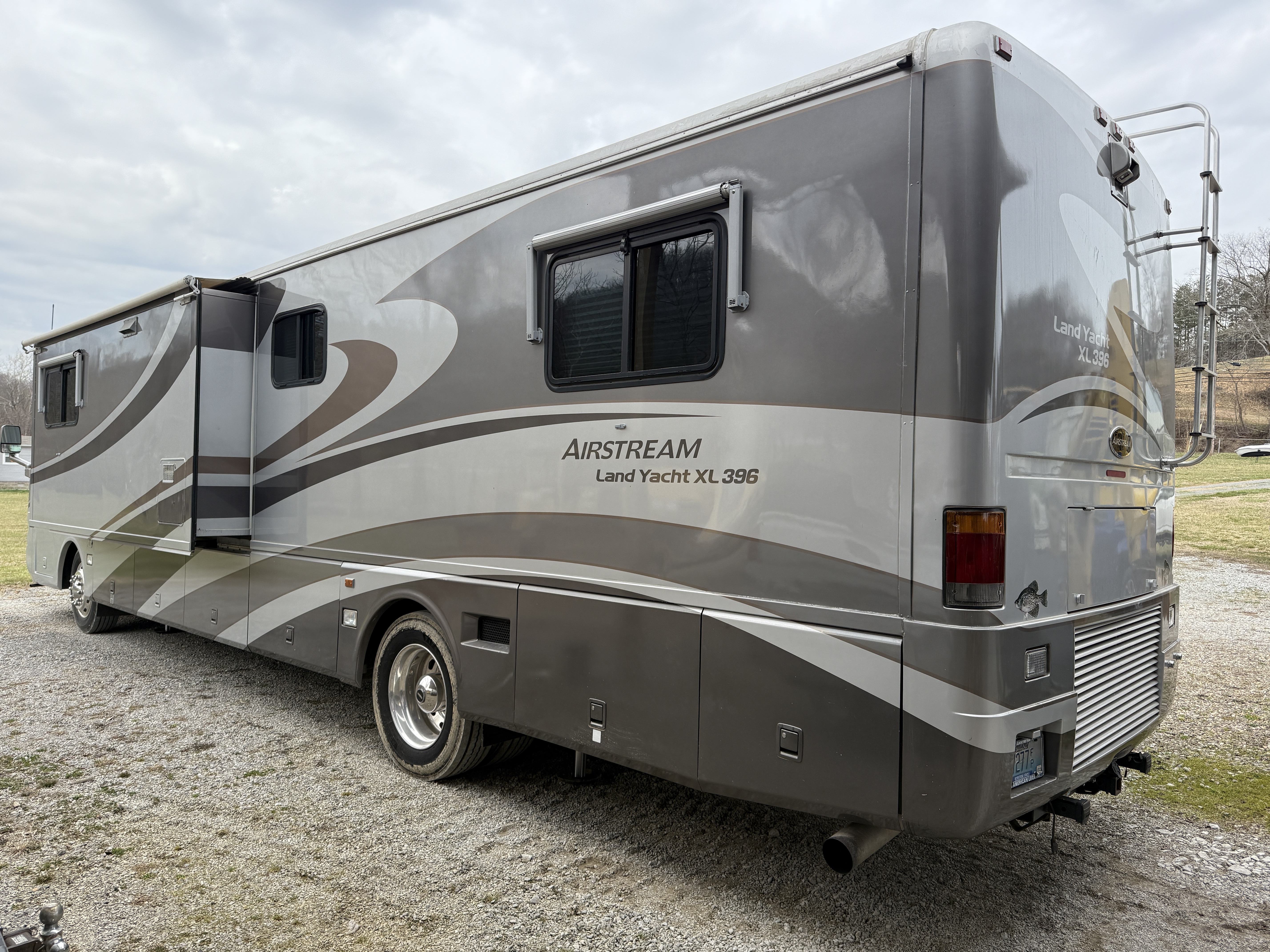2002 AIRSTREAM Land Yacht XL396 - Image 2