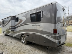 2002 AIRSTREAM Land Yacht XL396 - Image 2