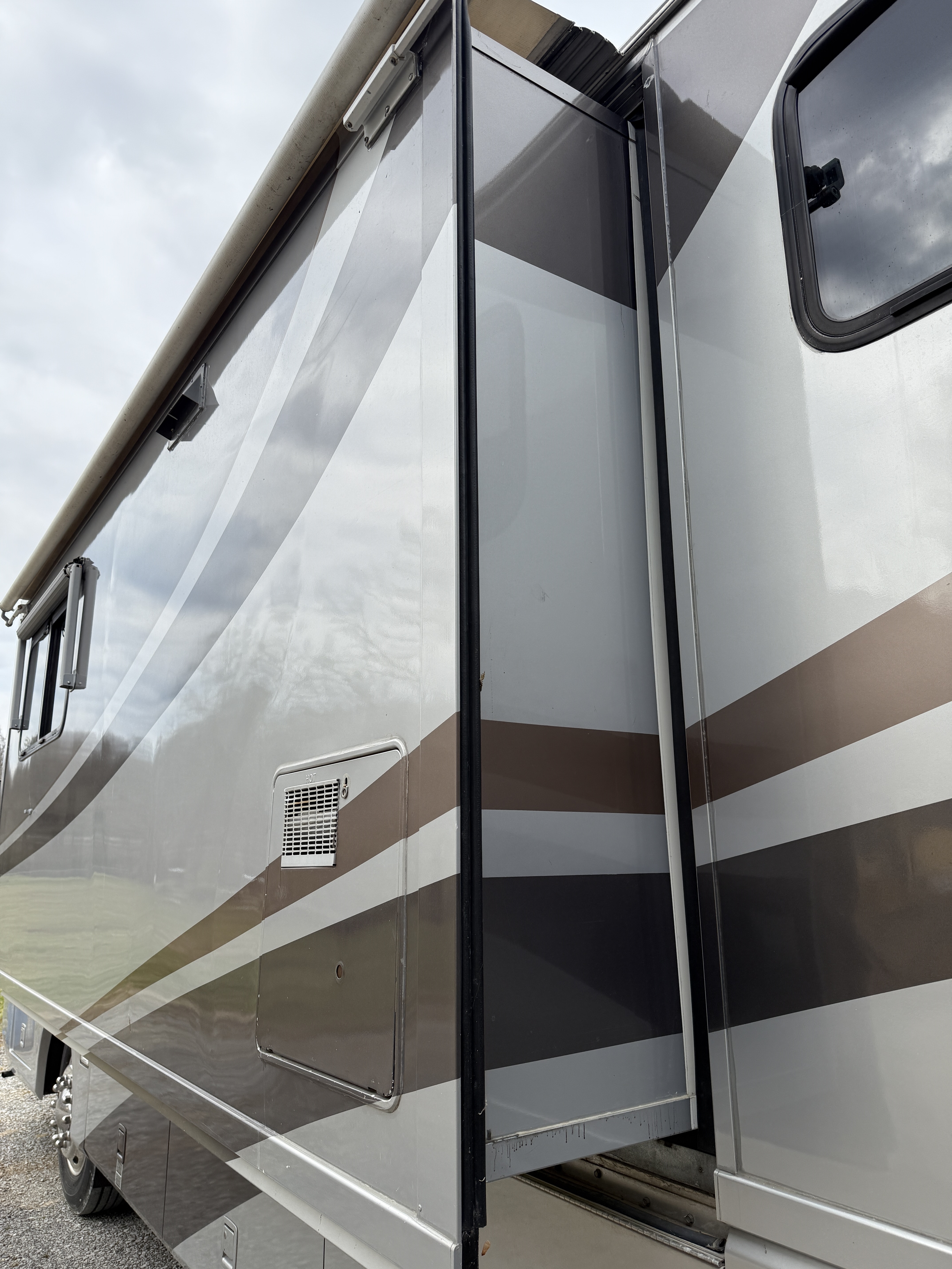 2002 AIRSTREAM Land Yacht XL396 - Image 30