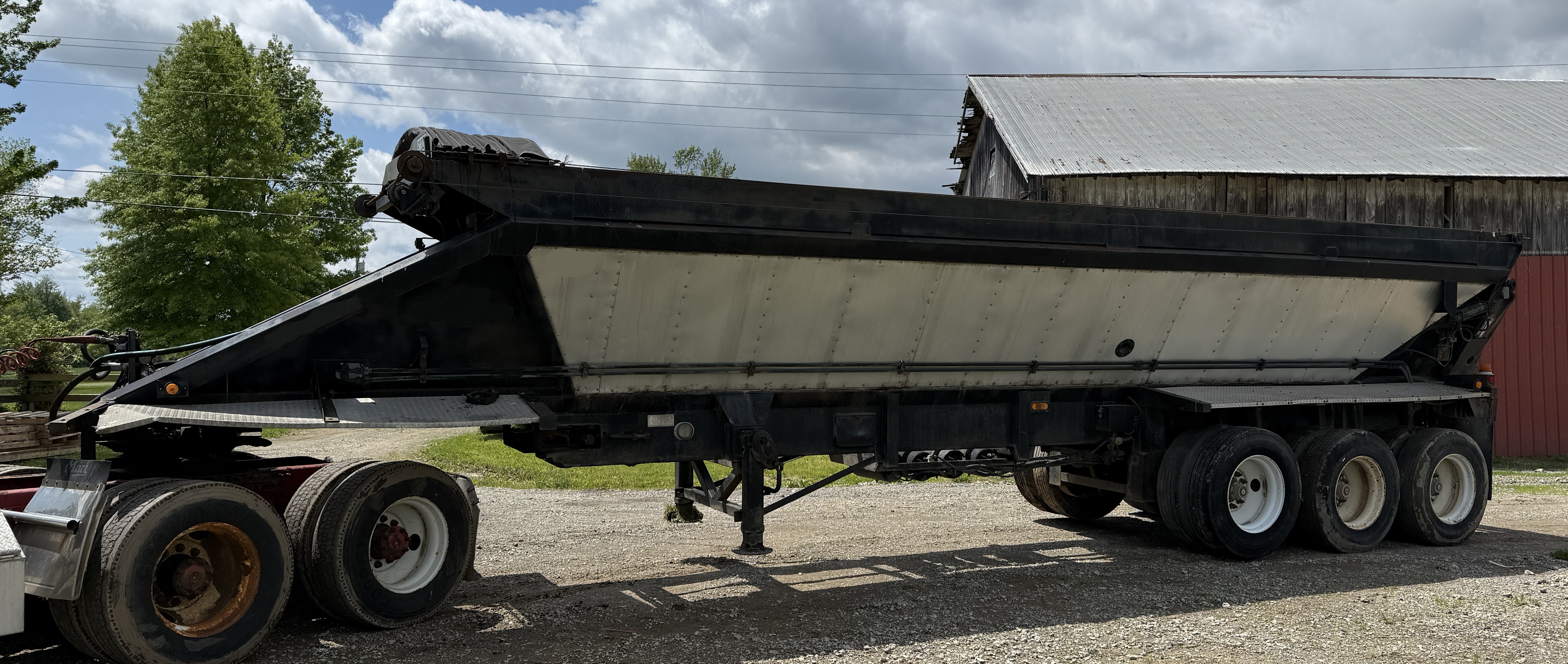 2002 RED RIVER LB334 - Image 2