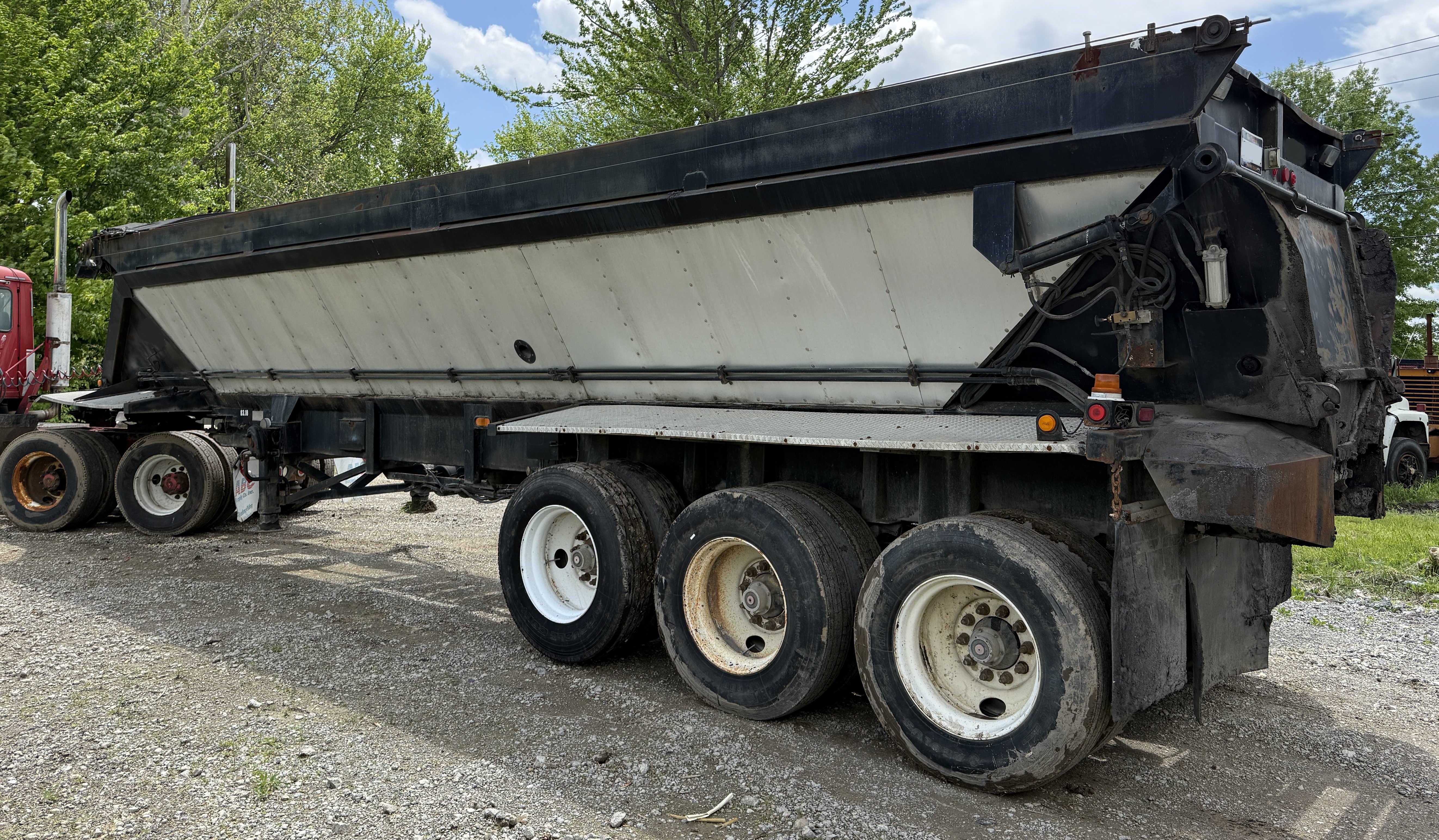 2002 RED RIVER LB334 - Image 3