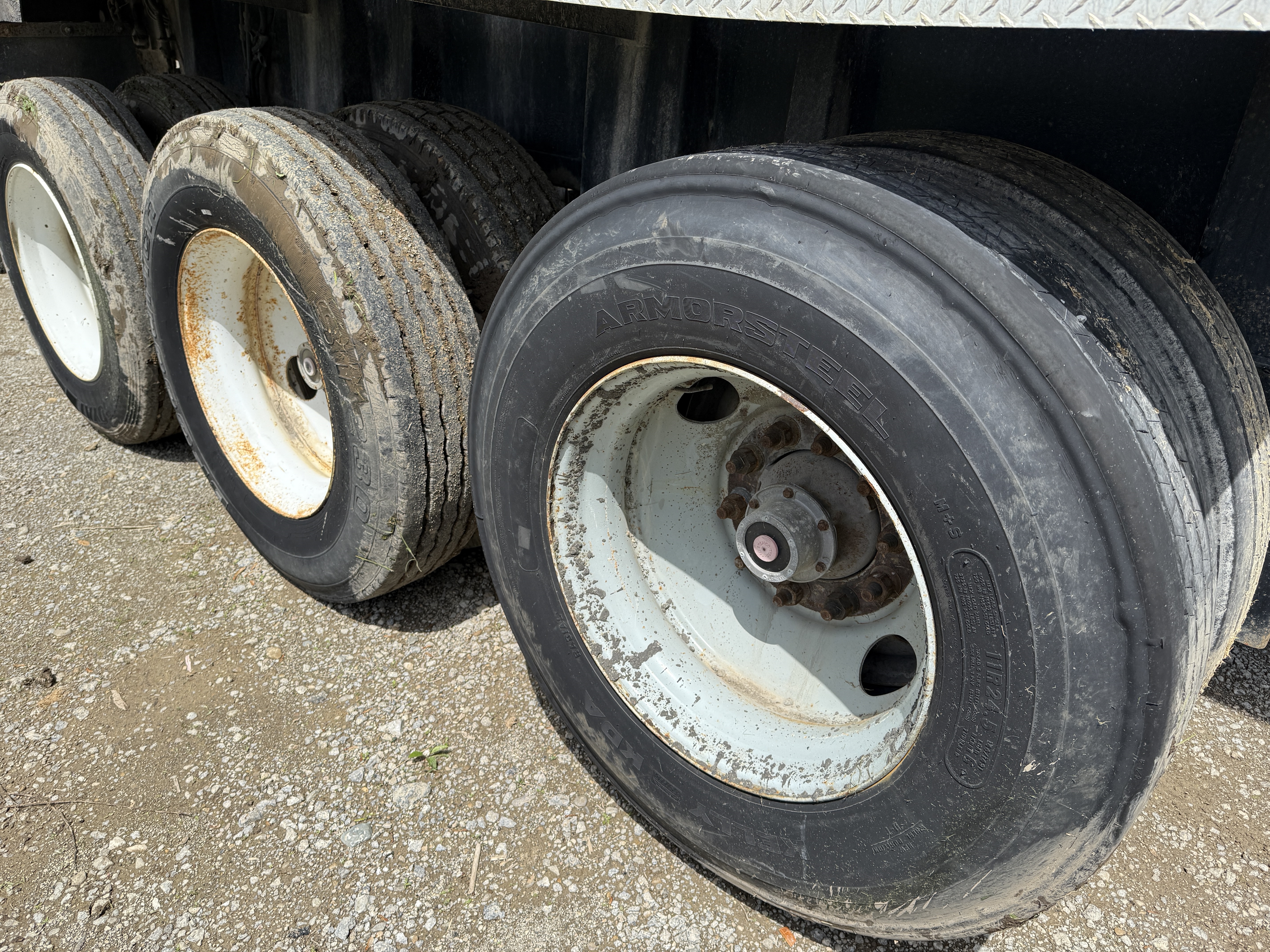 2002 RED RIVER LB334 - Image 8