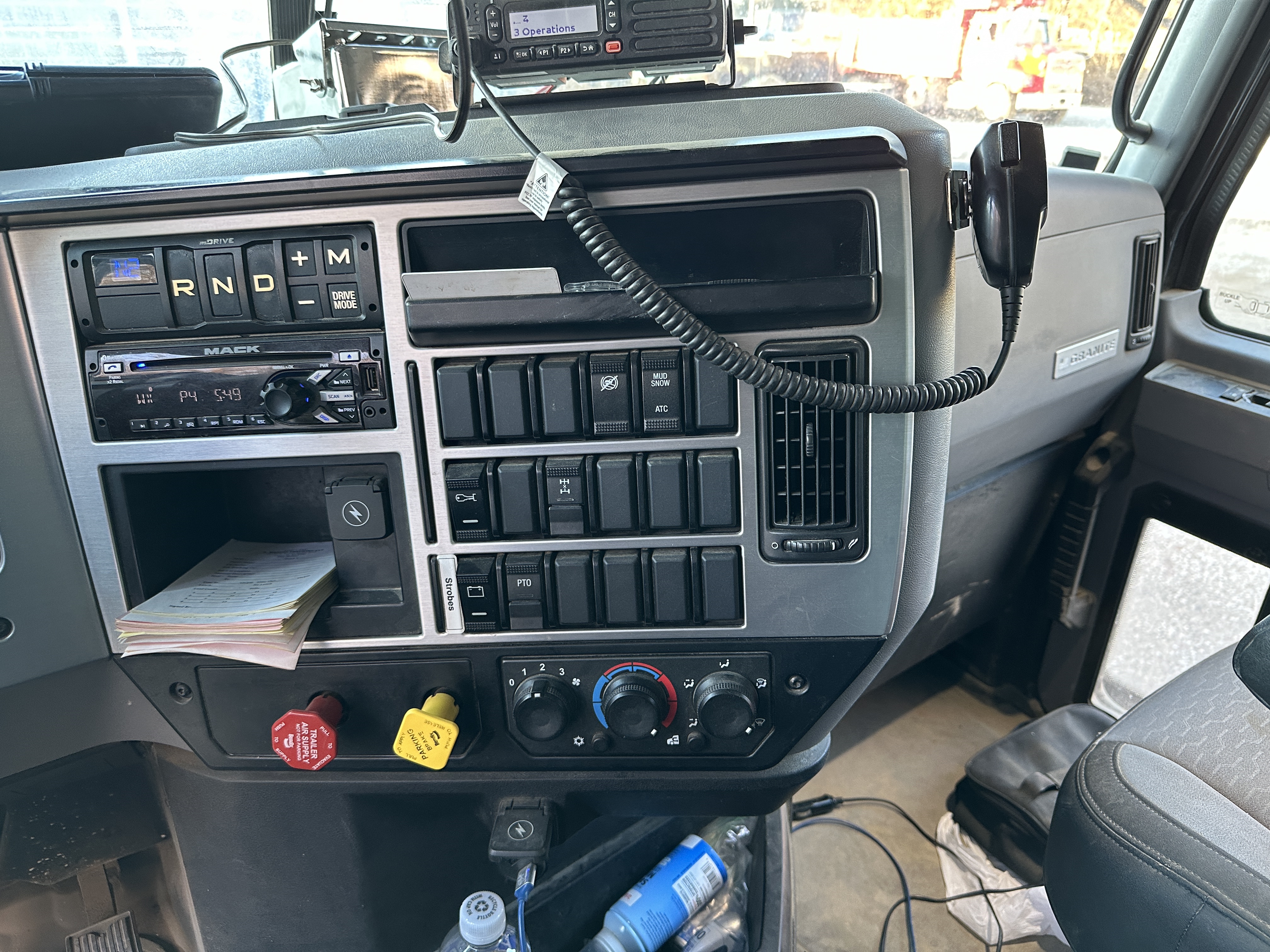 2021 MACK GR64F - view 9 of 22