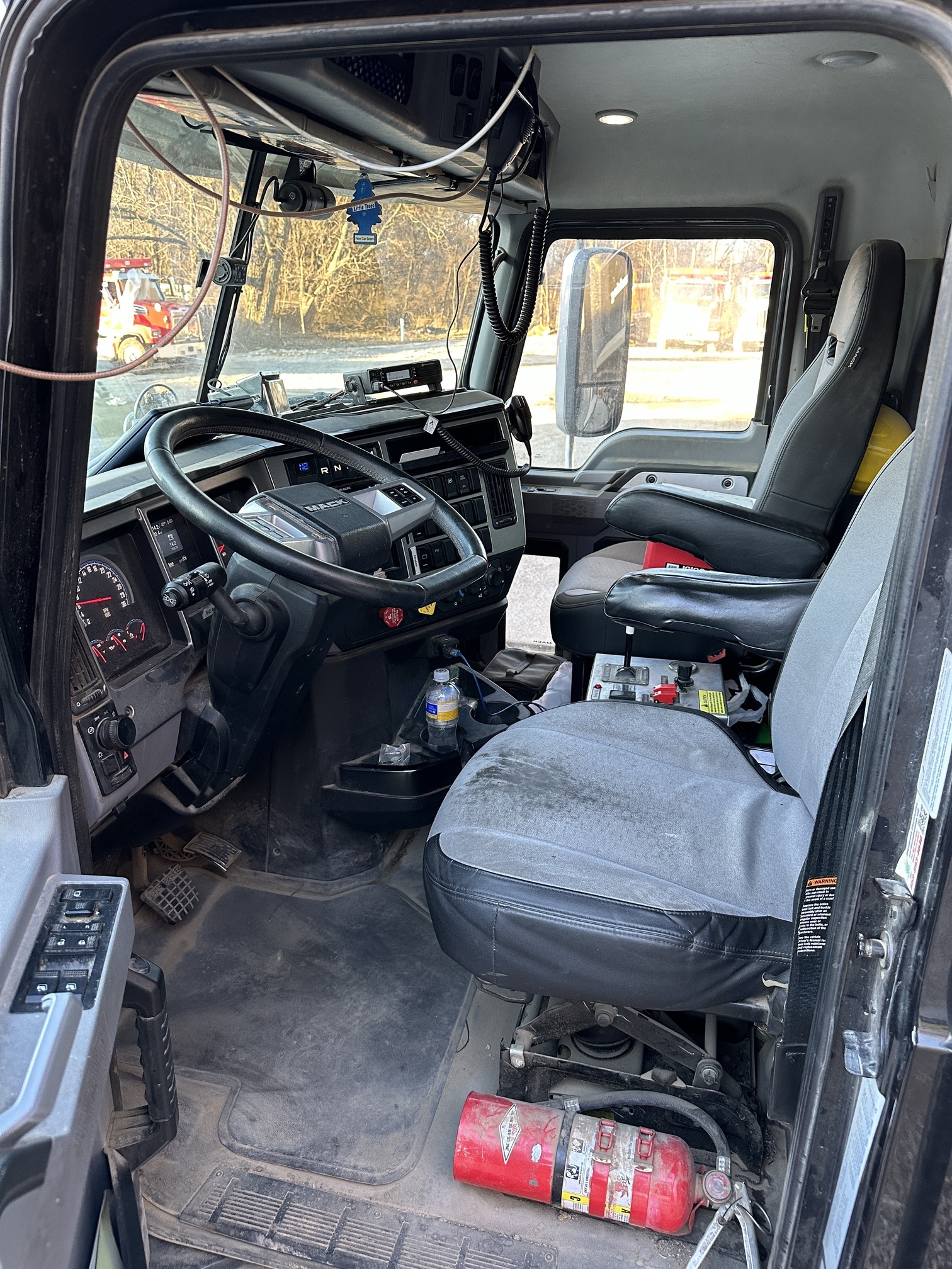 2021 MACK GR64F - Image 11