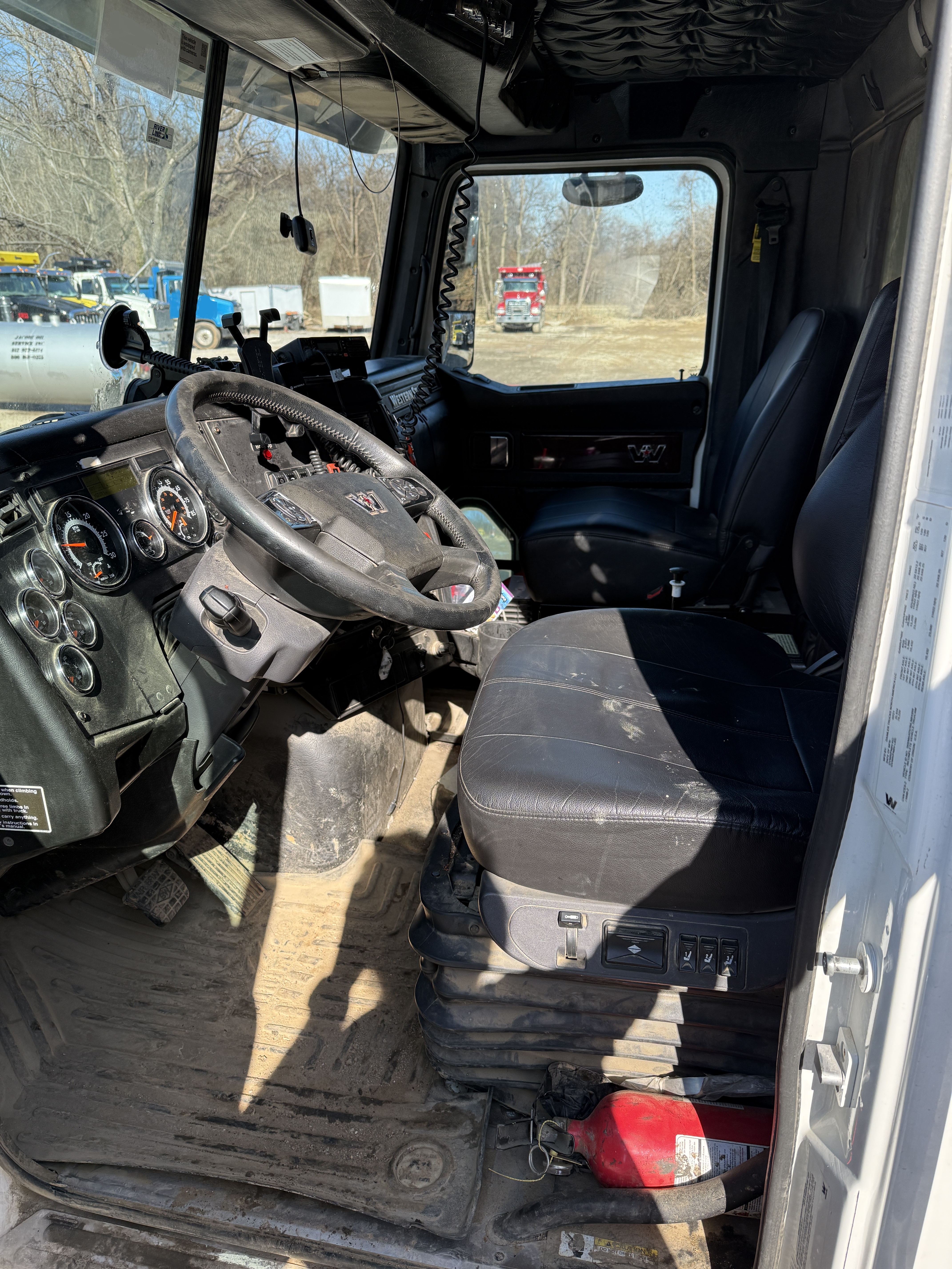 2022 WESTERN STAR 4700 SB - view 10 of 23