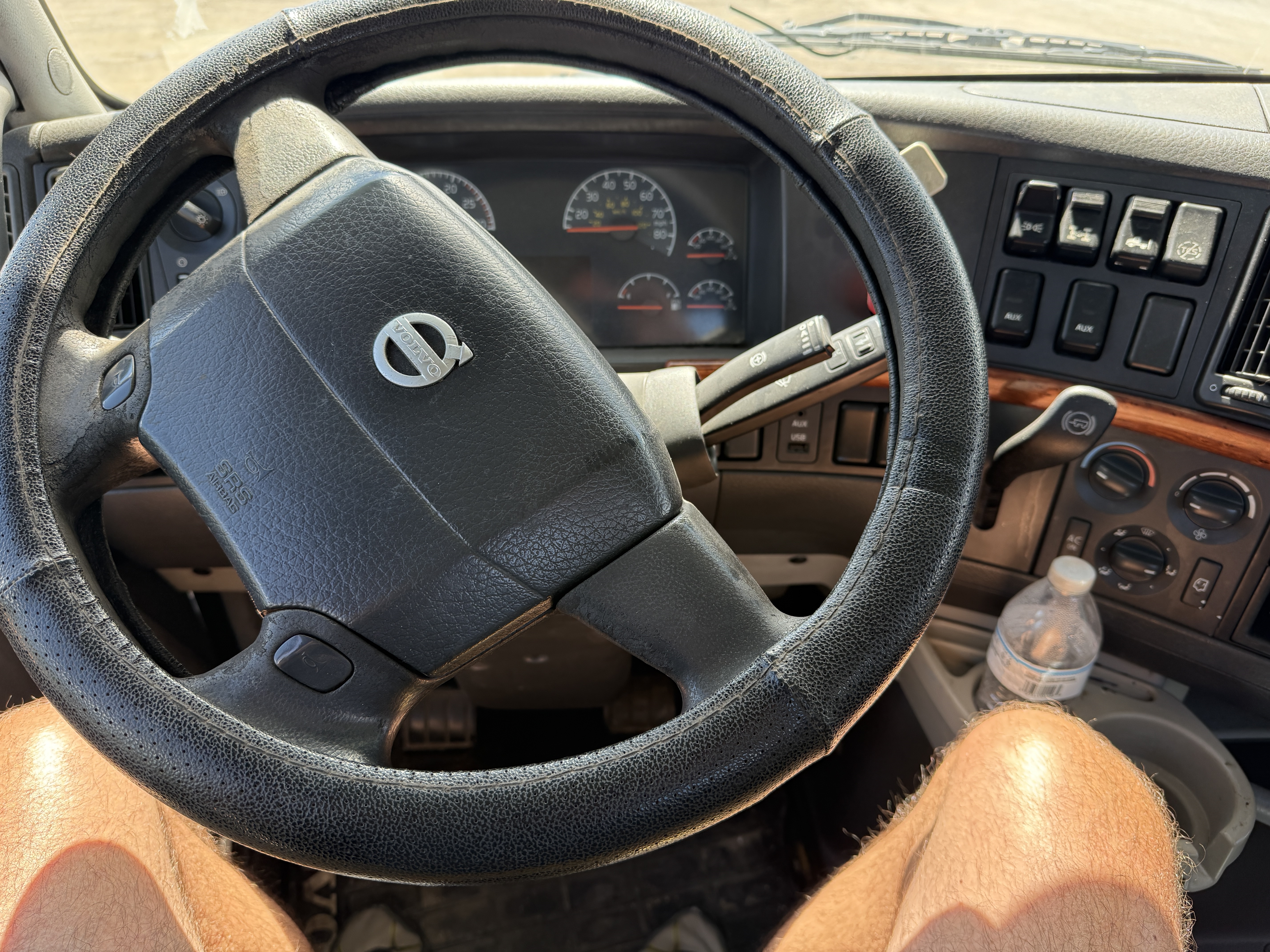 2012 VOLVO VNL64T300 - view 18 of 23