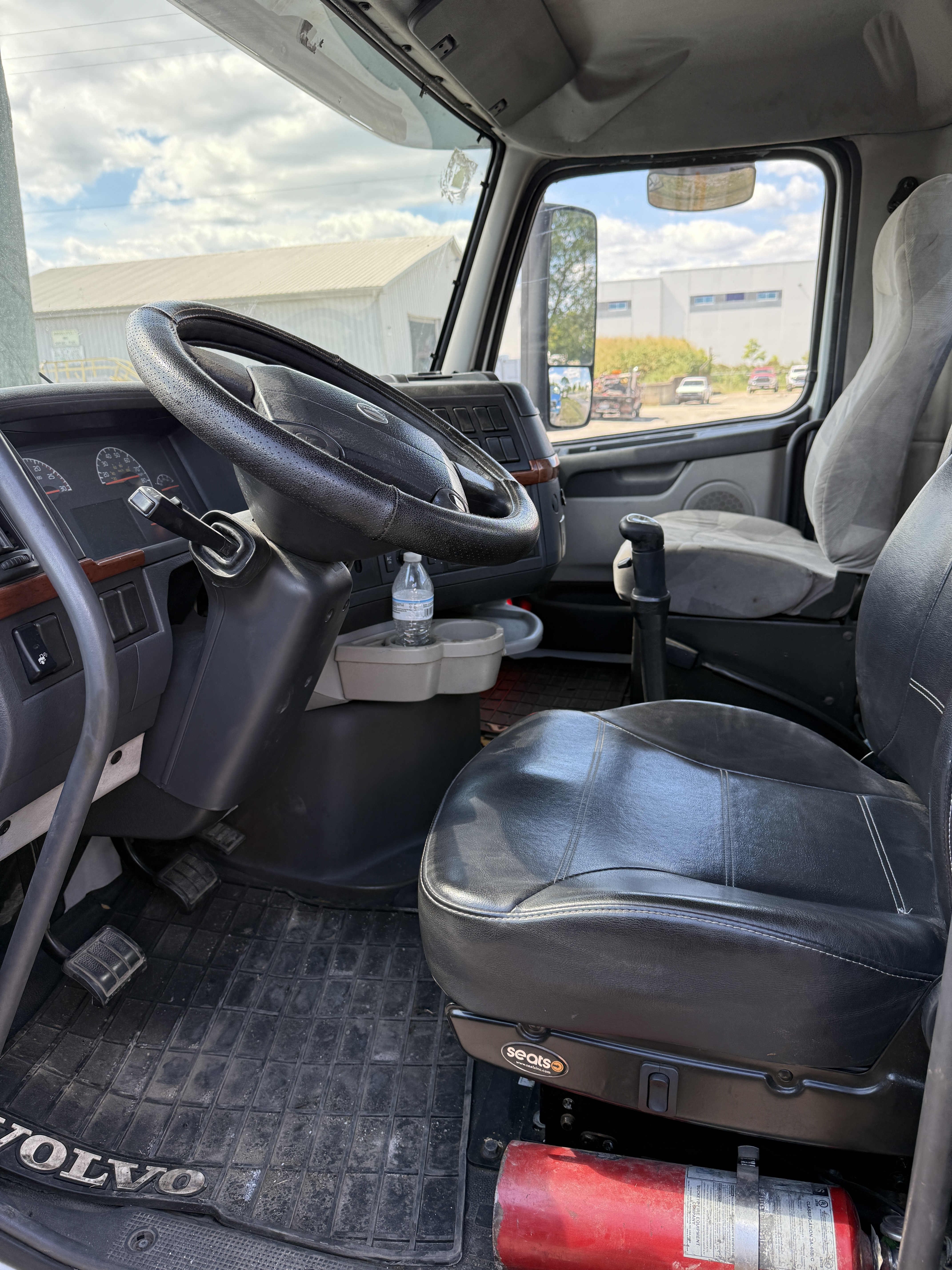 2012 VOLVO VNL64T300 - Image 20