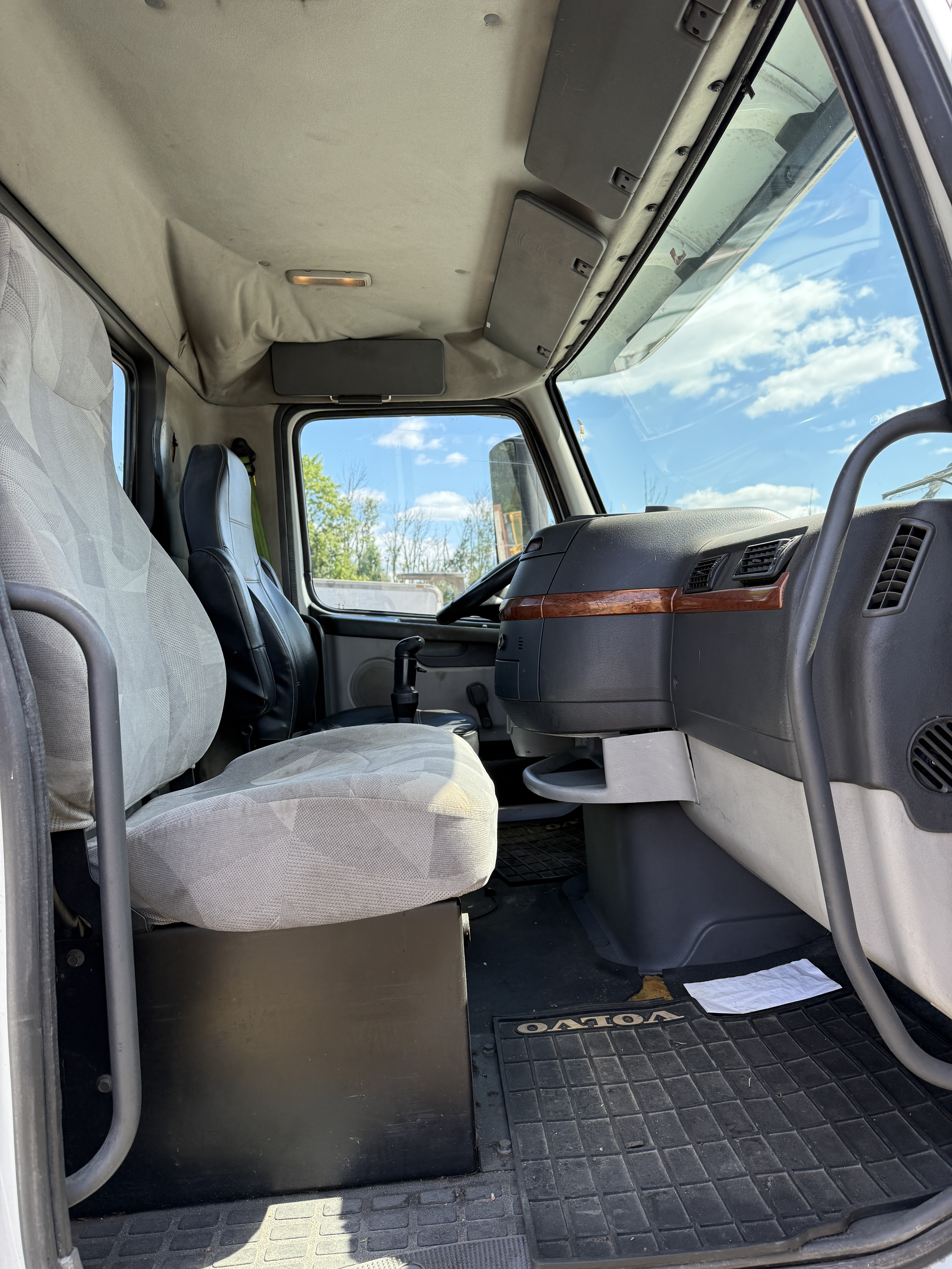 2012 VOLVO VNL64T300 - Image 21