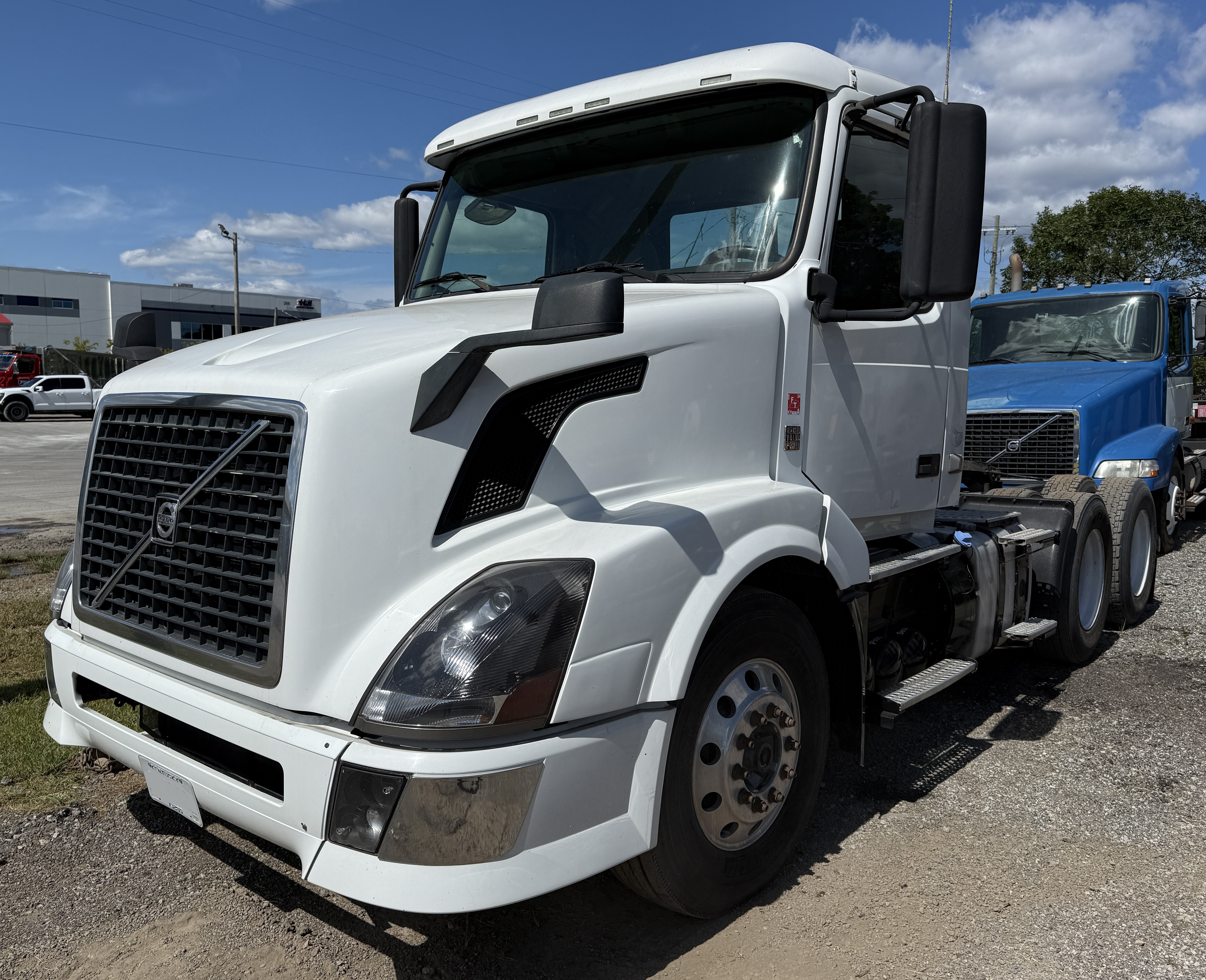 2012 VOLVO VNL64T300 - view 2 of 23