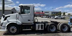 2012 VOLVO VNL64T300 - Image 3