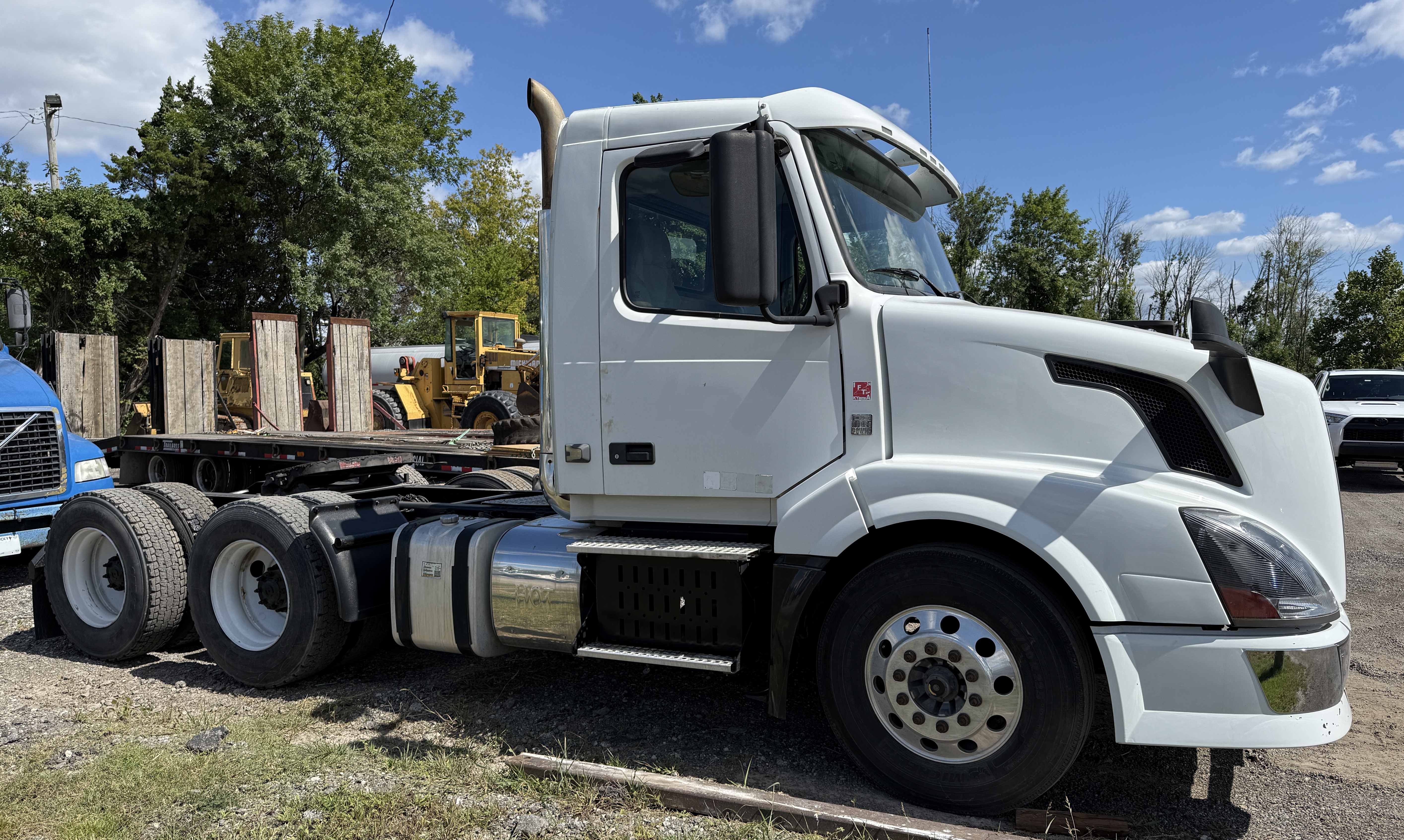 2012 VOLVO VNL64T300 - Image 8