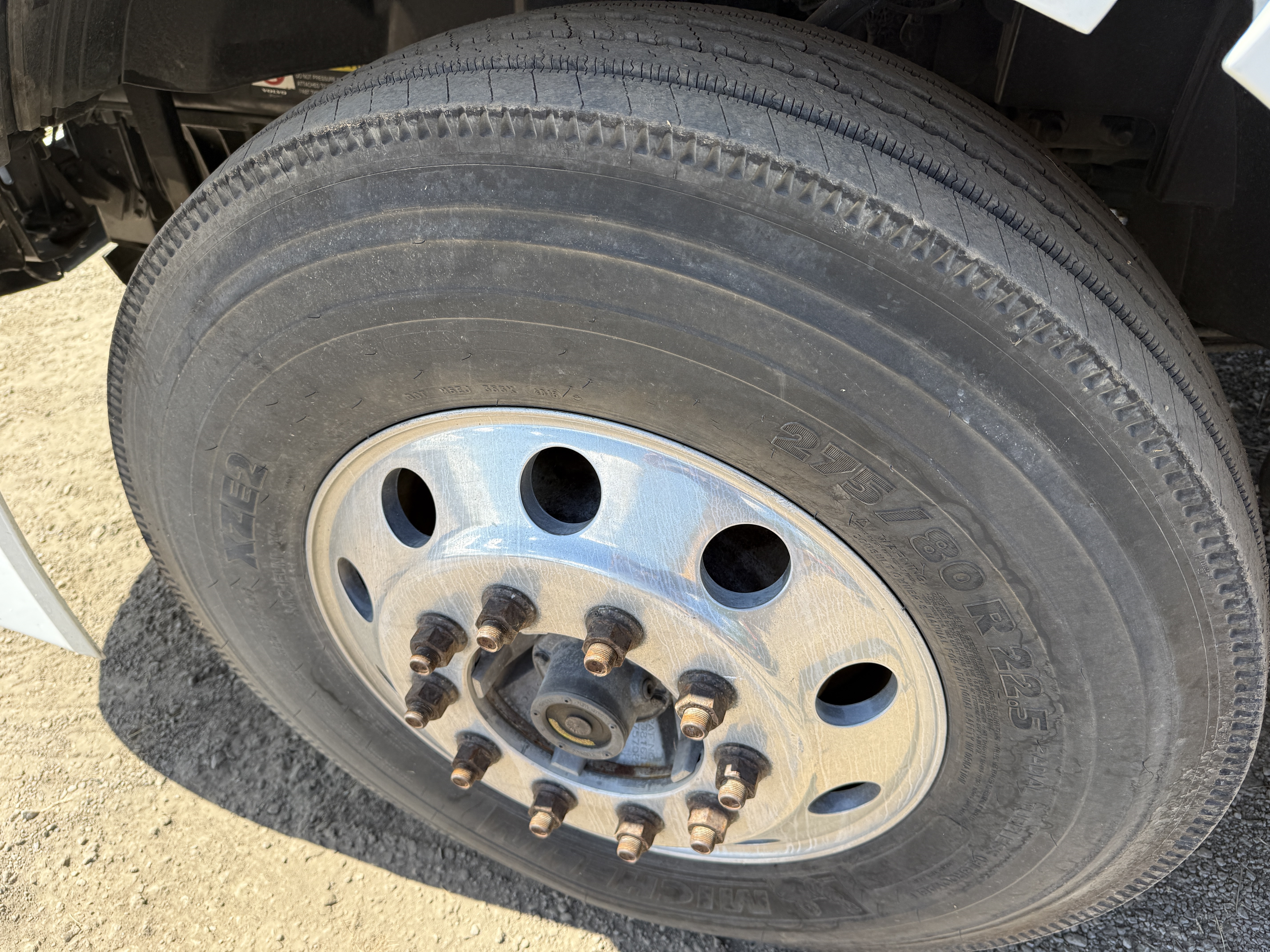 2012 VOLVO VNL64T300 - Image 16