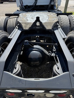 2012 VOLVO VNL64T300 - Image 12