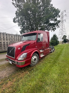 2011 VOLVO VNL 64T630 - Image 2