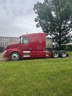 2011 VOLVO VNL 64T630 - Image 1