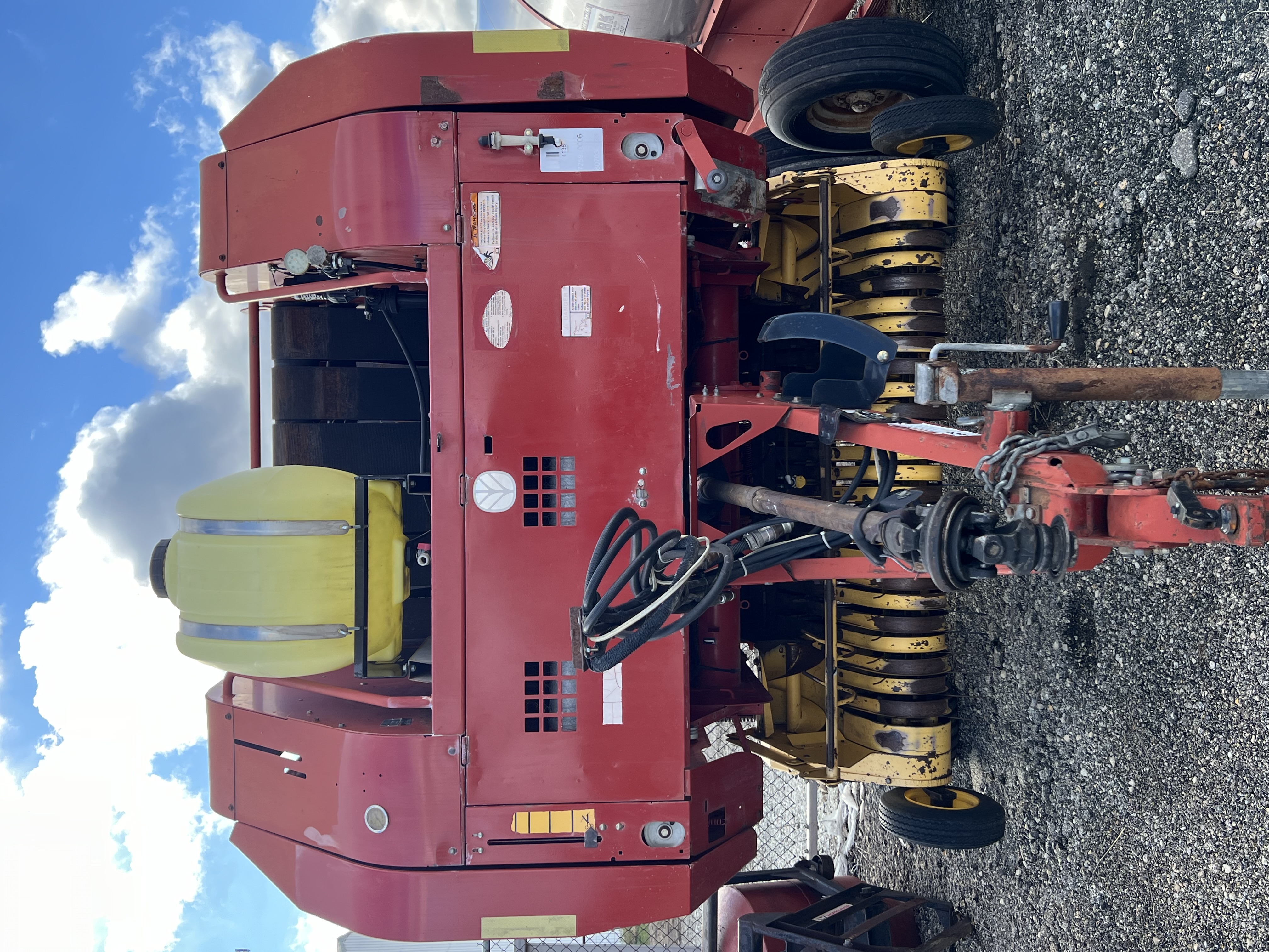 2004 NEW HOLLAND BR740 - view 2 of 14