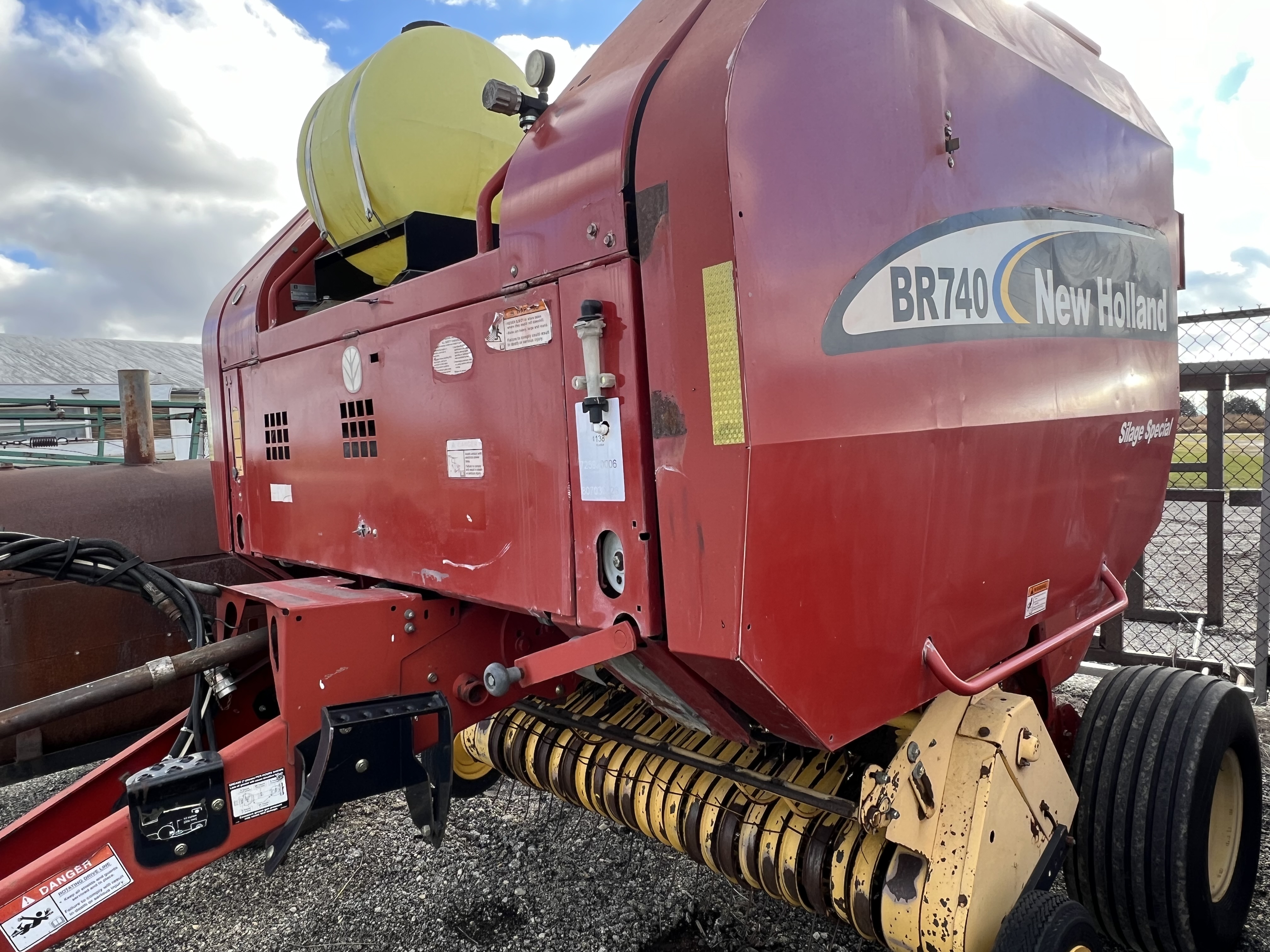 2004 NEW HOLLAND BR740 - view 1 of 14