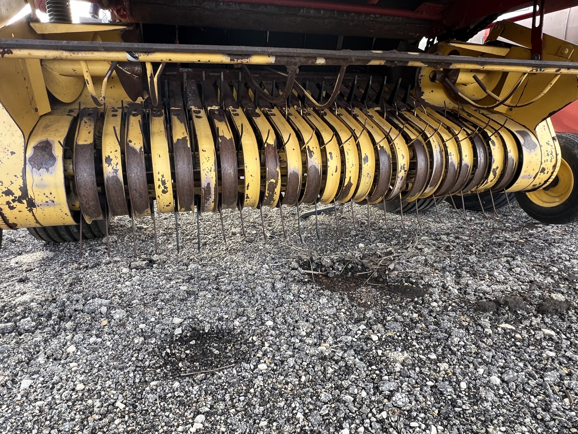 2004 NEW HOLLAND BR740 - view 7 of 14