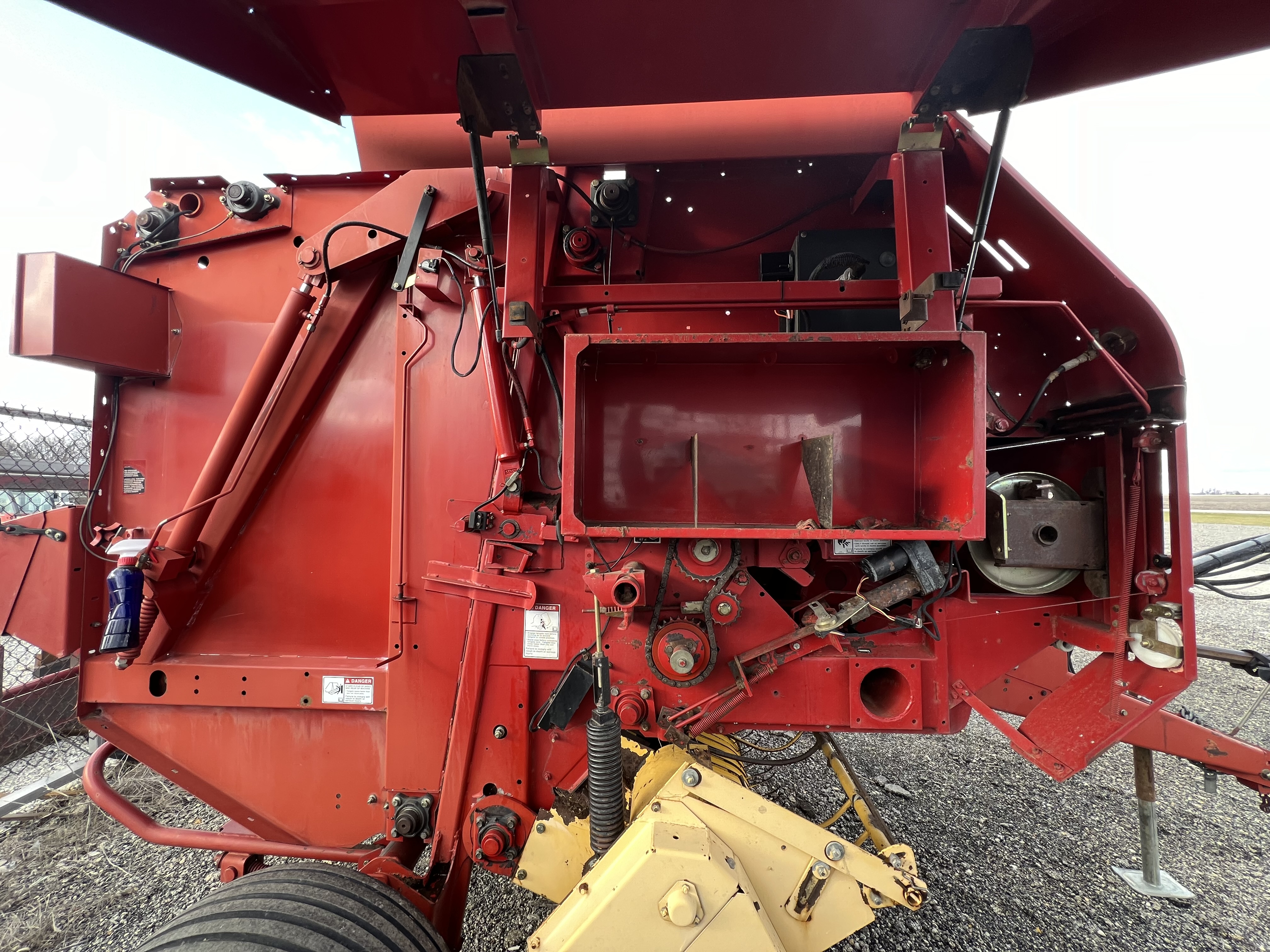 2004 NEW HOLLAND BR740 - Image 13