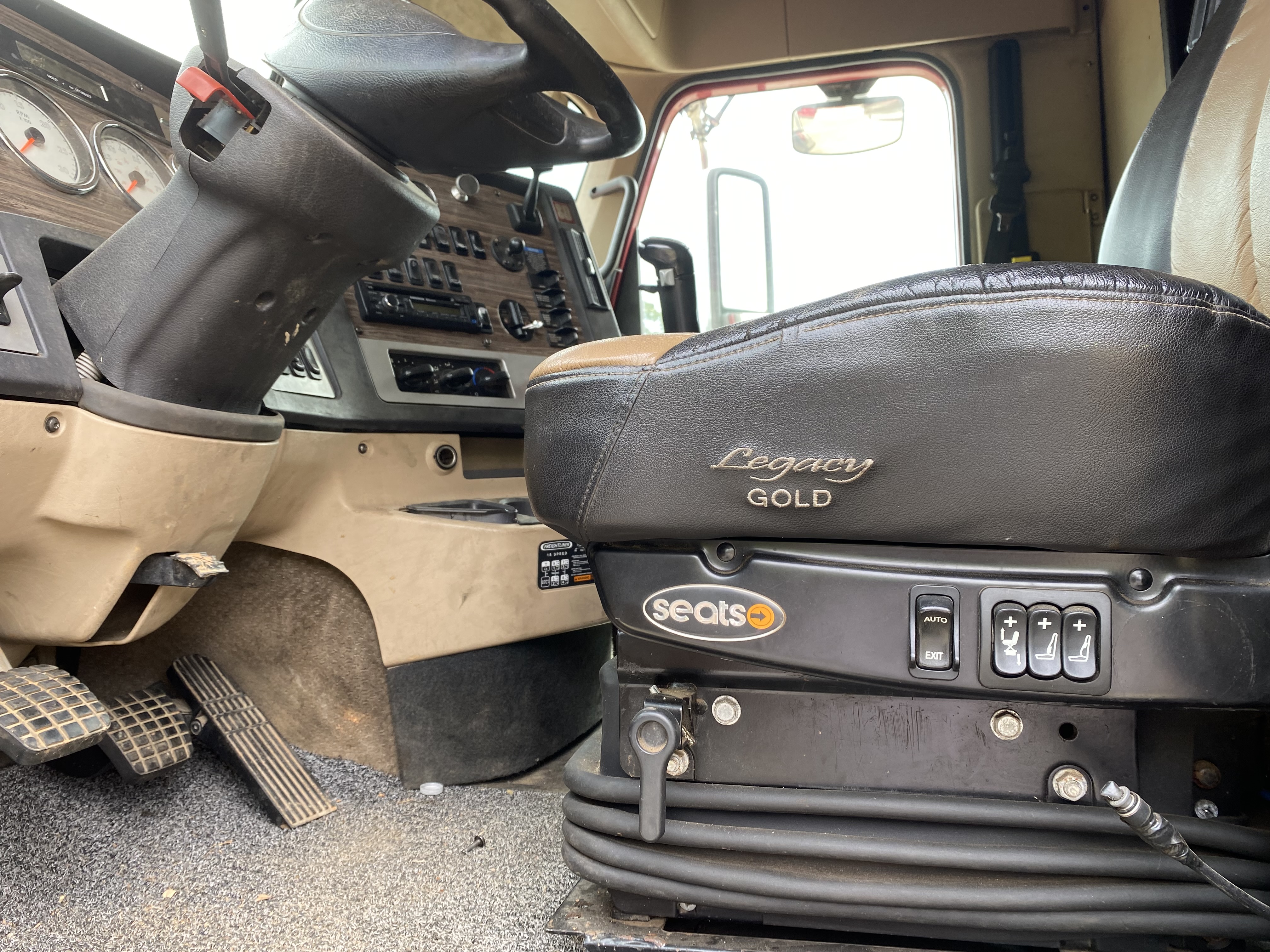 2013 FREIGHTLINER Coronado SD - view 8 of 19