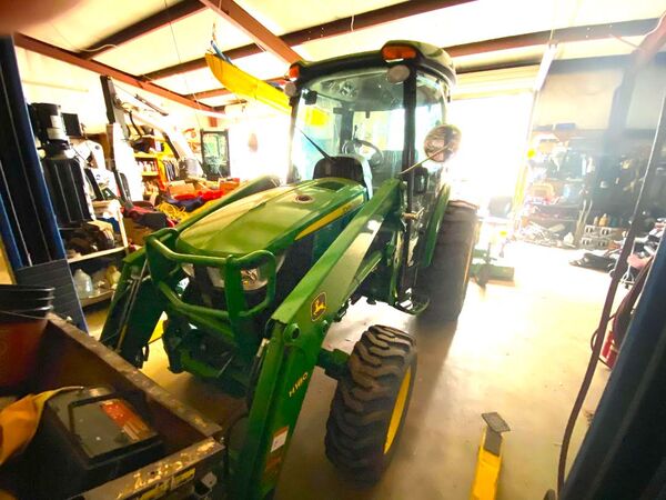 2017 JOHN DEERE 4052R