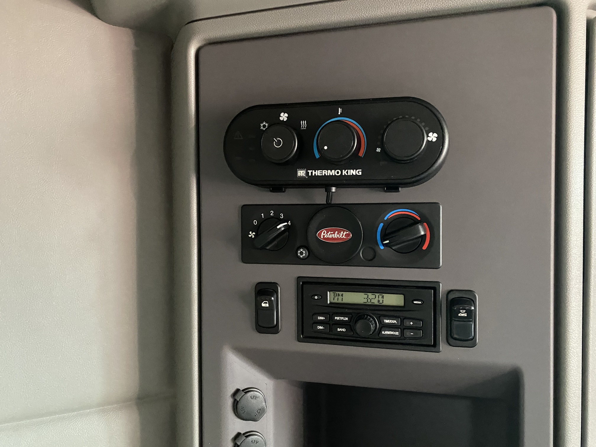 2017 PETERBILT 567 - Image 19