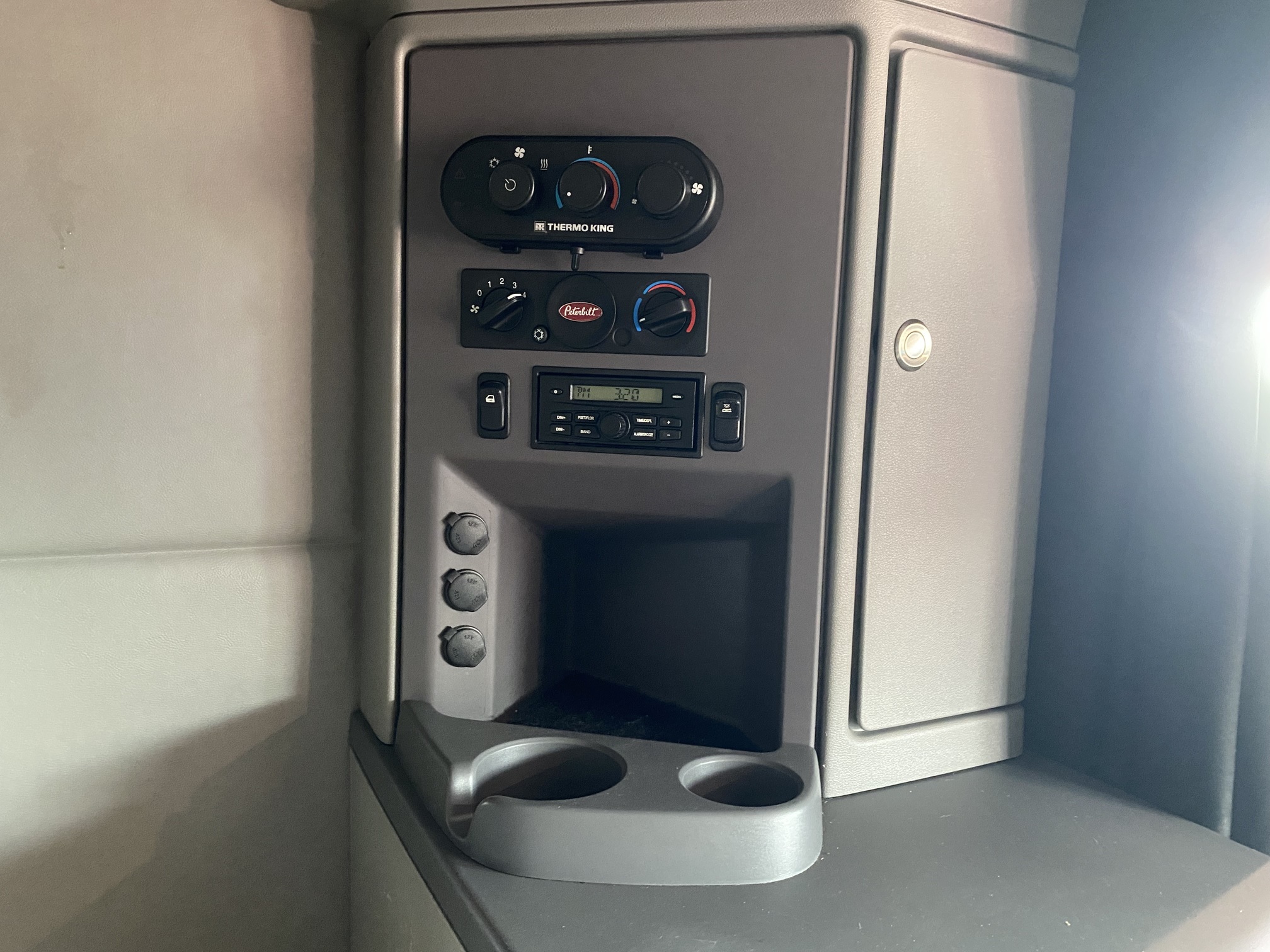 2017 PETERBILT 567 - Image 18