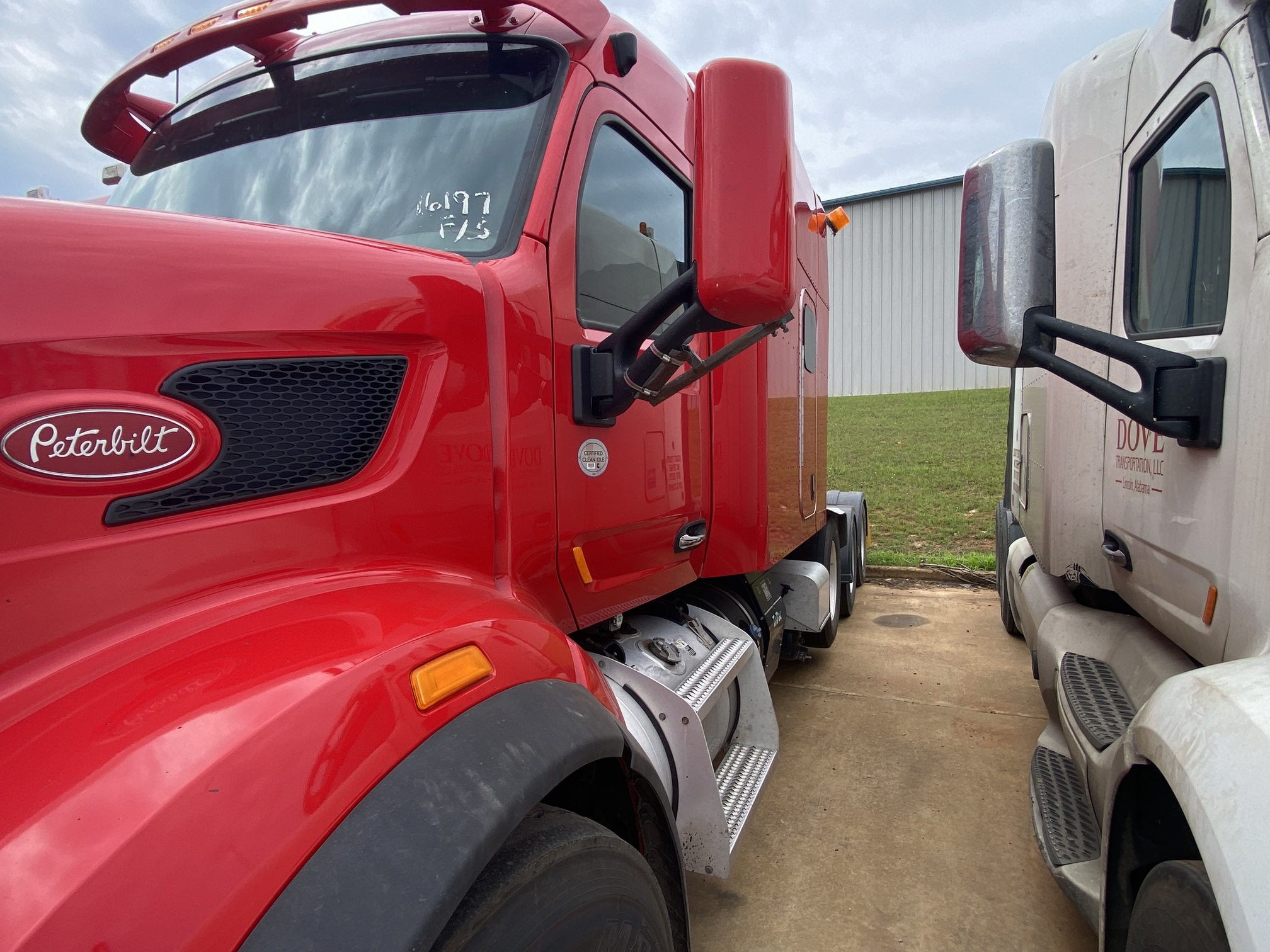 2017 PETERBILT 567 - Image 2