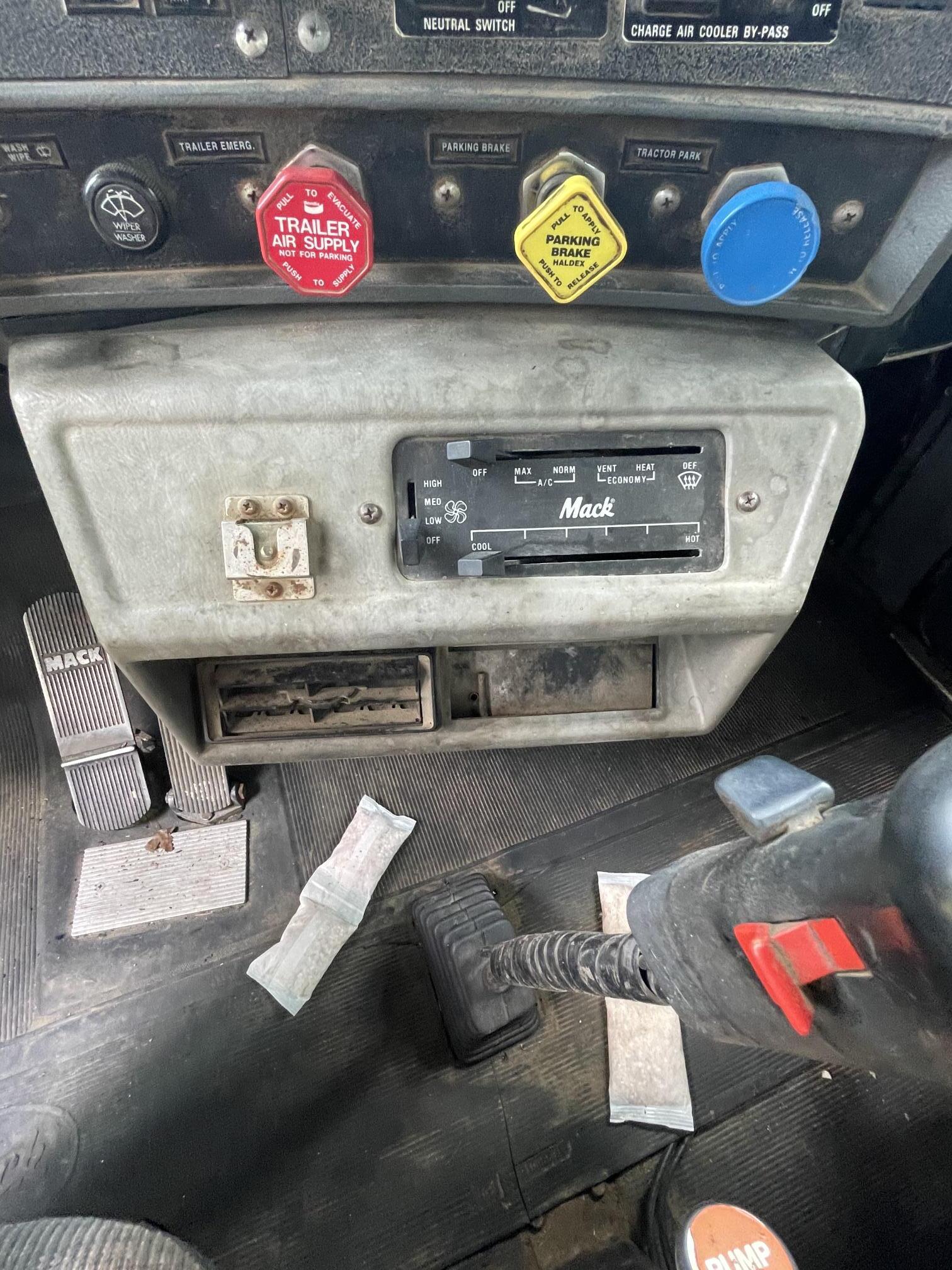 1995 MACK RD688S - Image 28