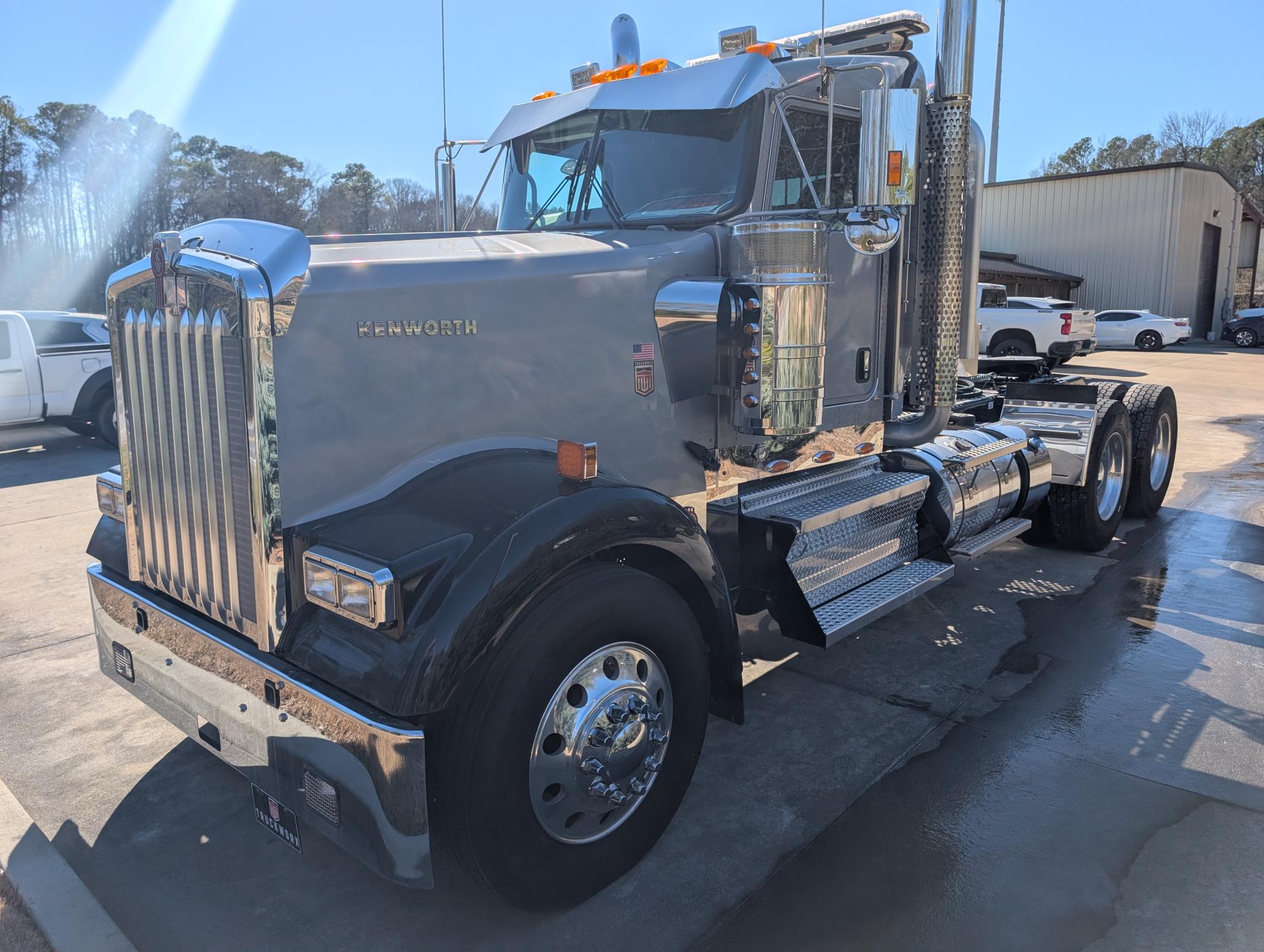 2025 KENWORTH W900 - view 4 of 67