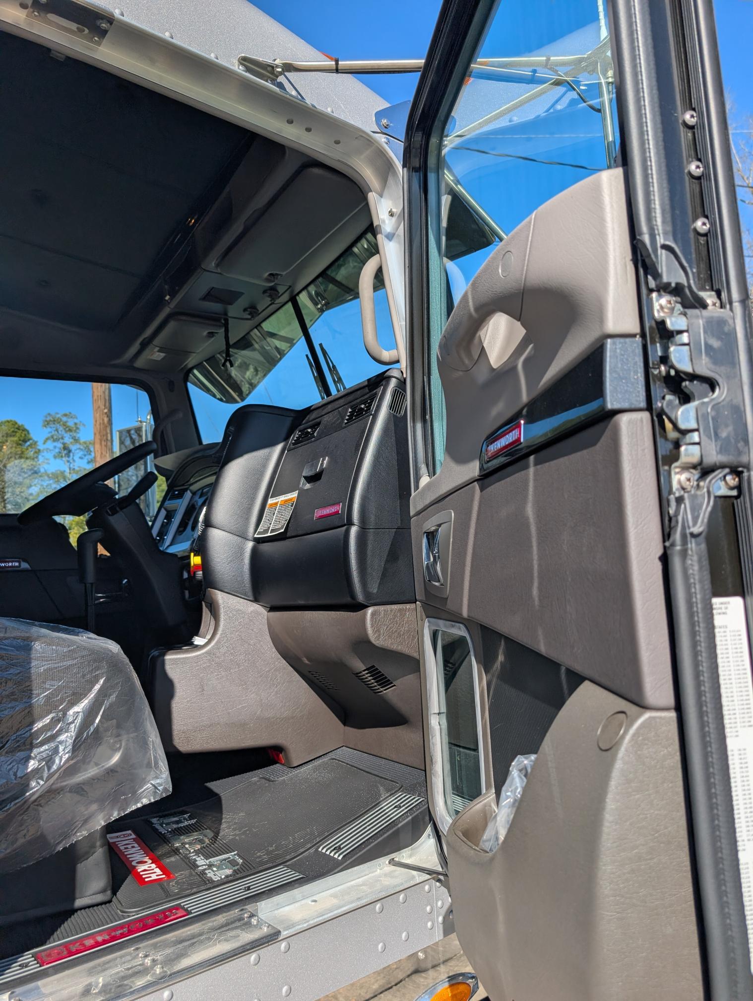 2025 KENWORTH W900 - Image 26