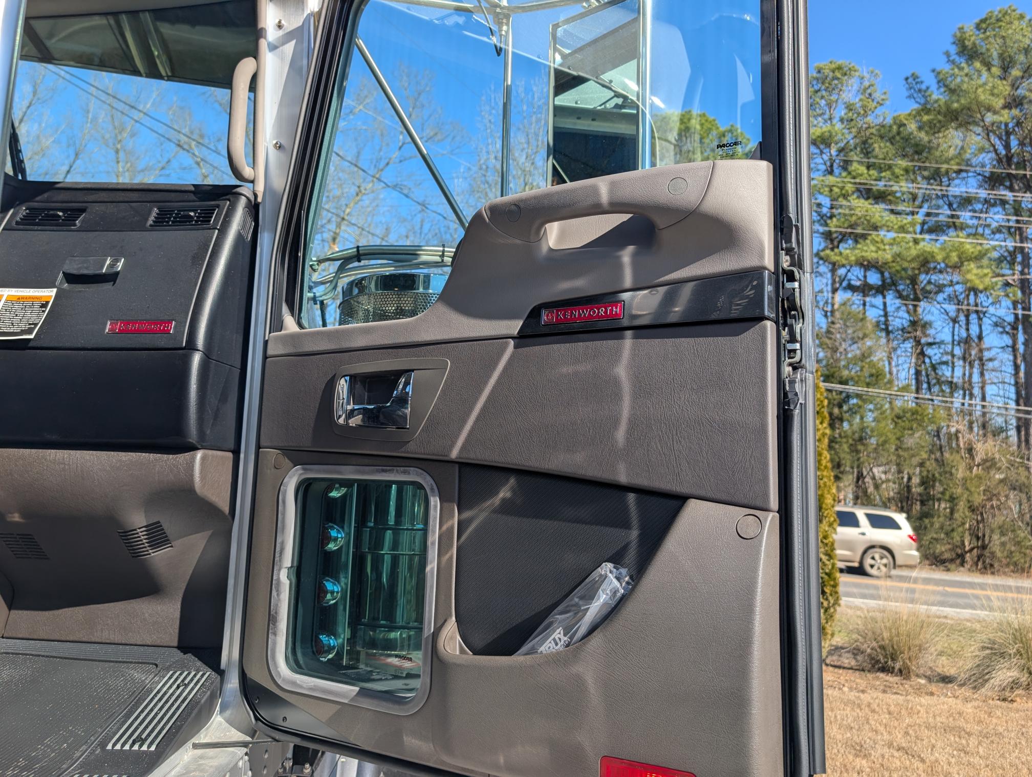 2025 KENWORTH W900 - Image 27