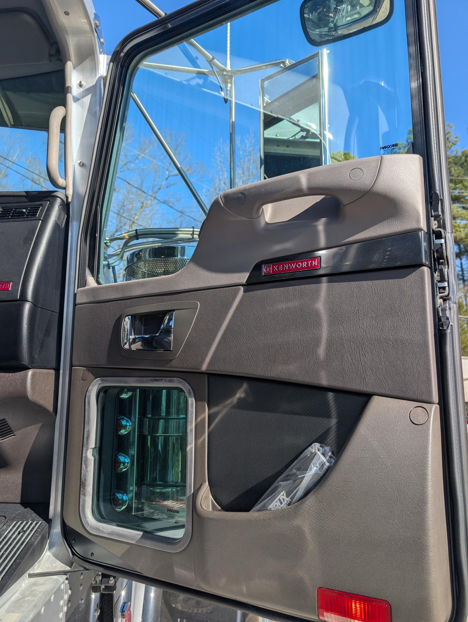 2025 KENWORTH W900 - Image 16