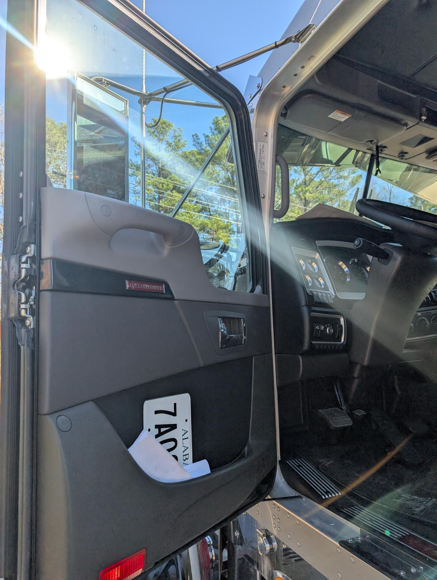 2025 KENWORTH W900 - Image 33