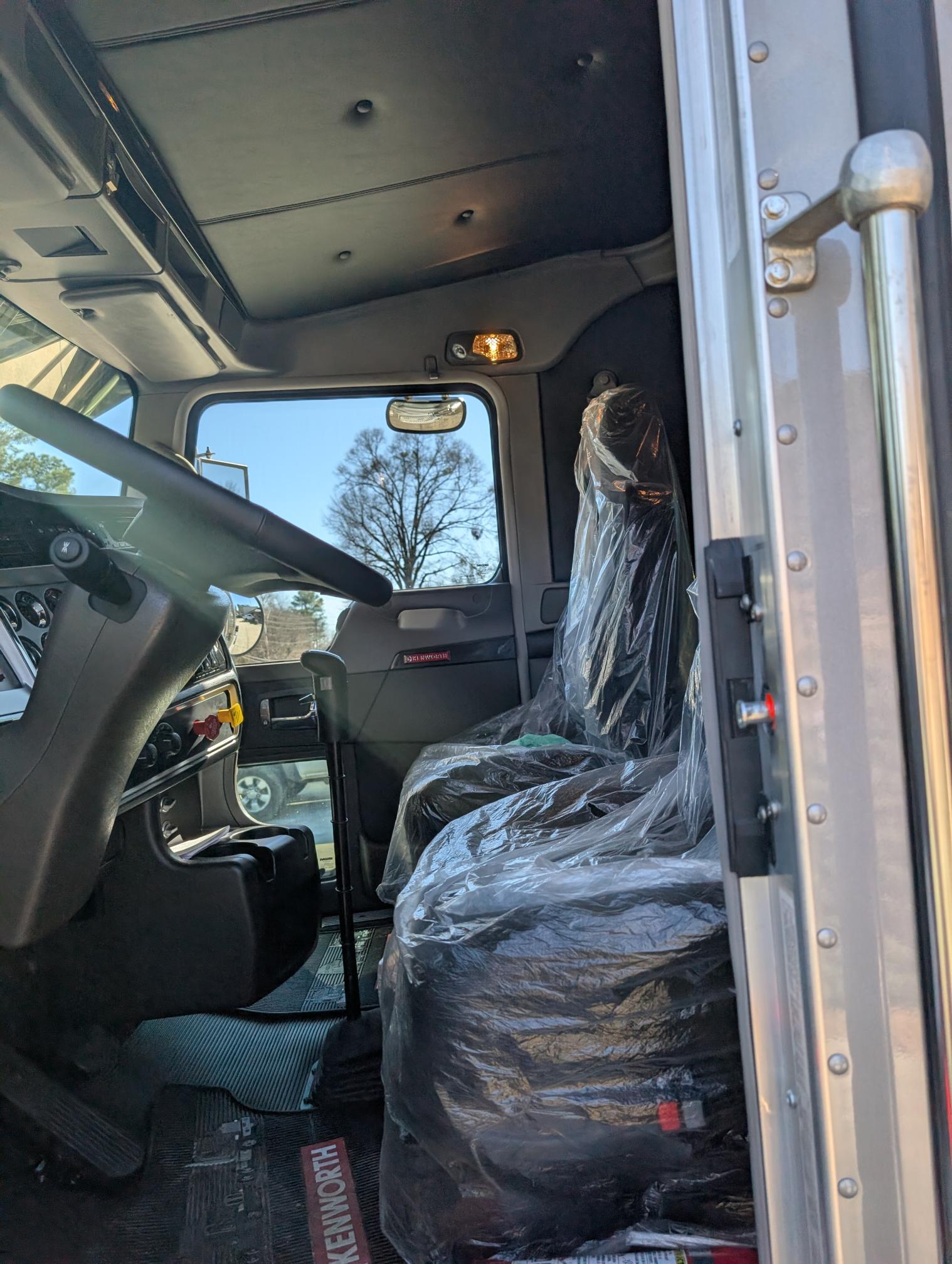 2025 KENWORTH W900 - Image 32