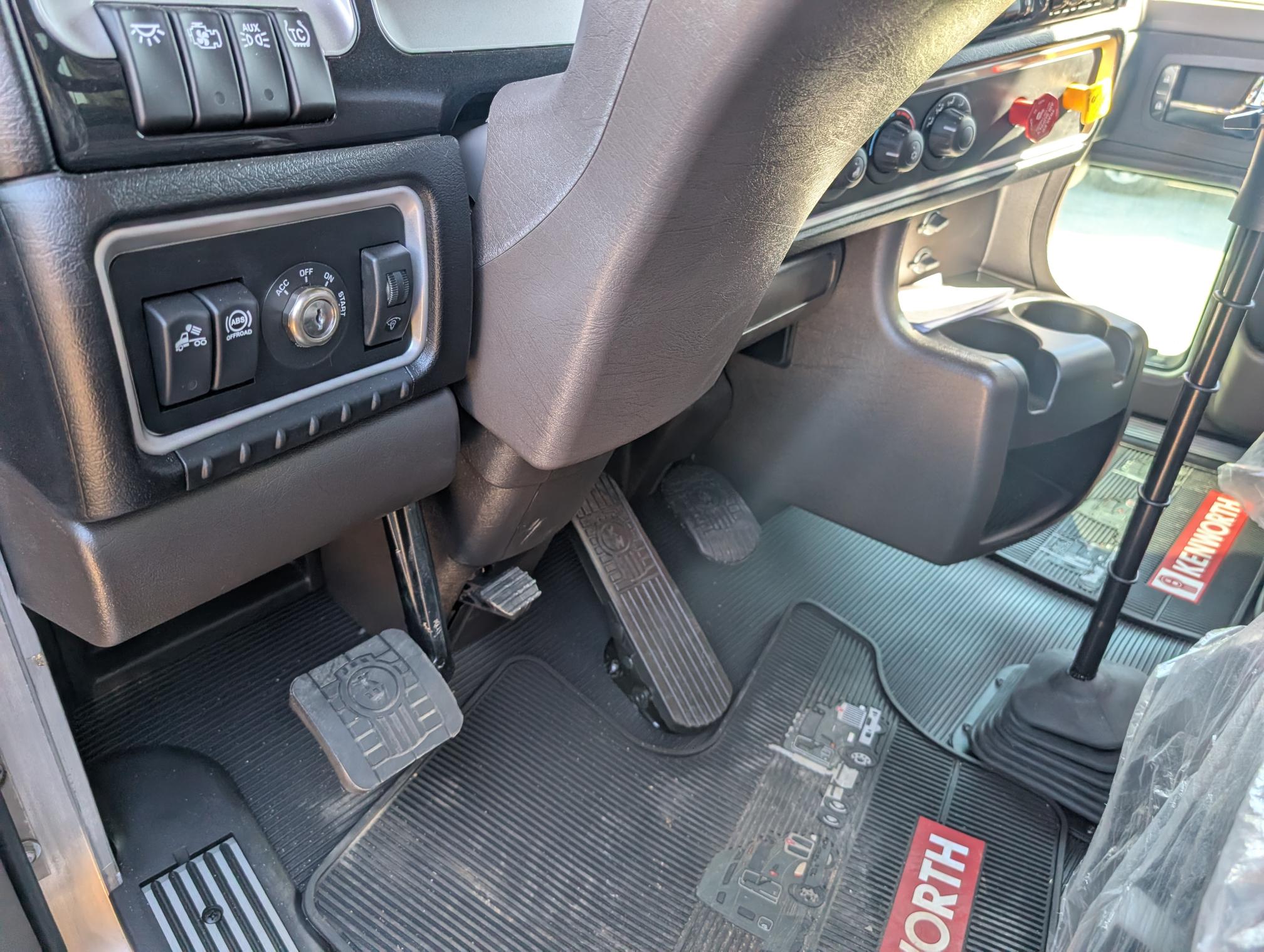 2025 KENWORTH W900 - Image 25