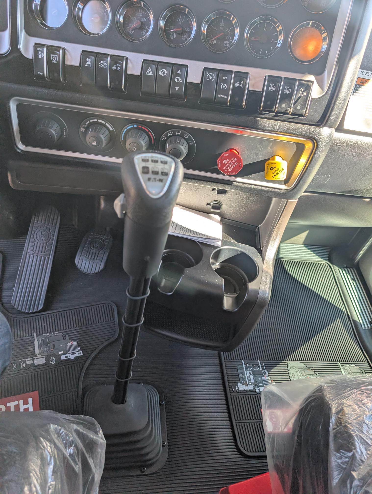 2025 KENWORTH W900 - Image 24