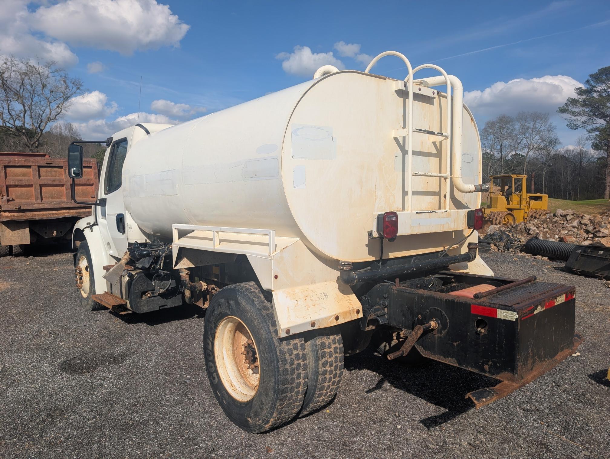 2013 FREIGHTLINER M2 106 - Image 2