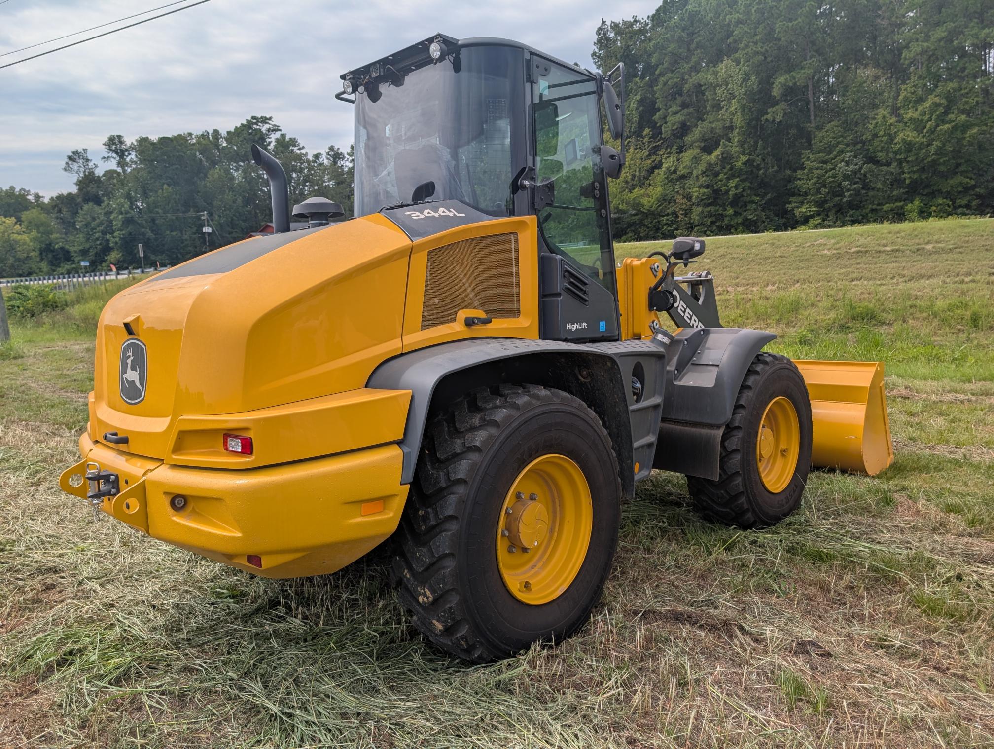 2024 DEERE 344L - Image 3