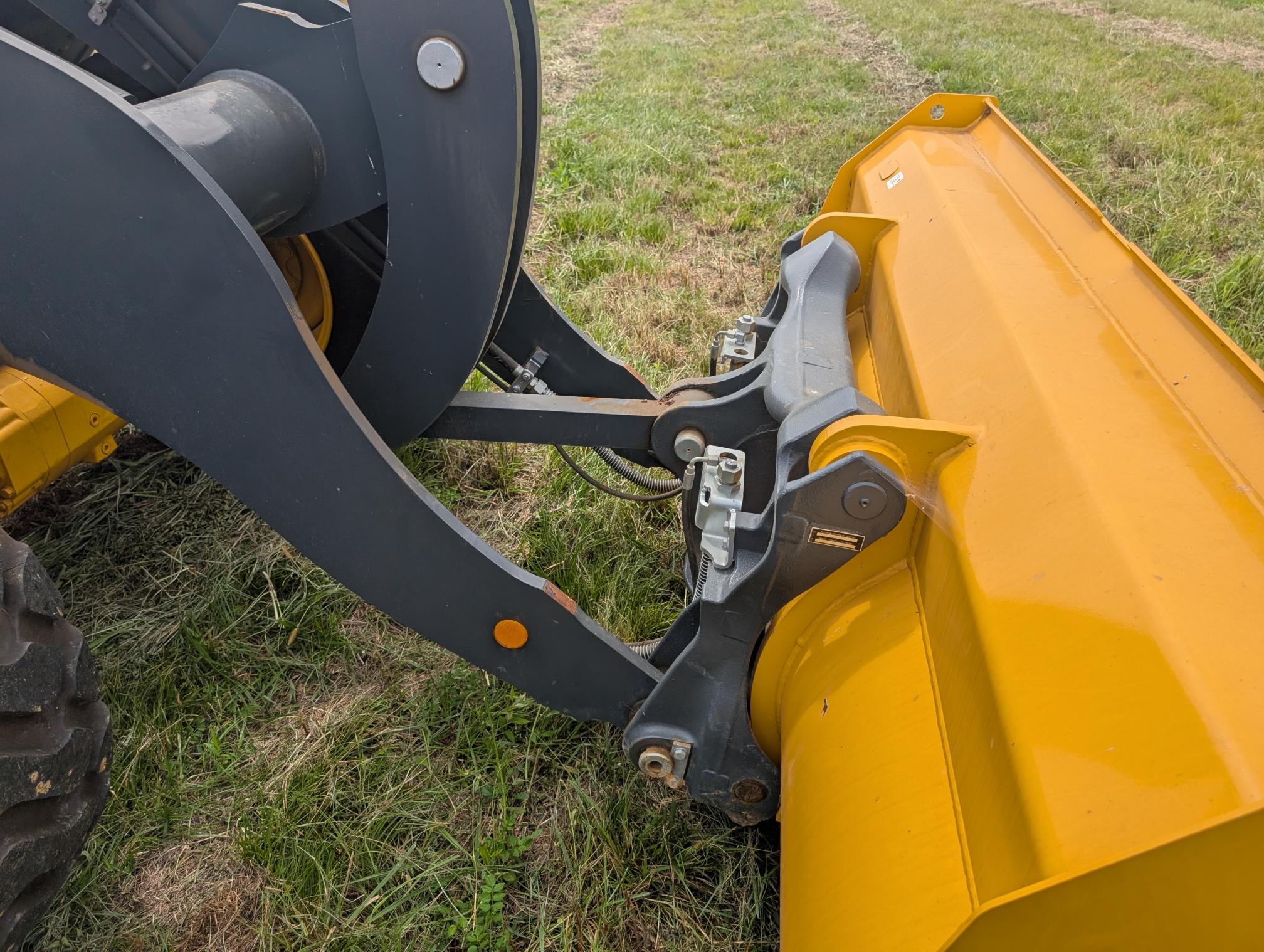 2024 DEERE 344L - Image 15