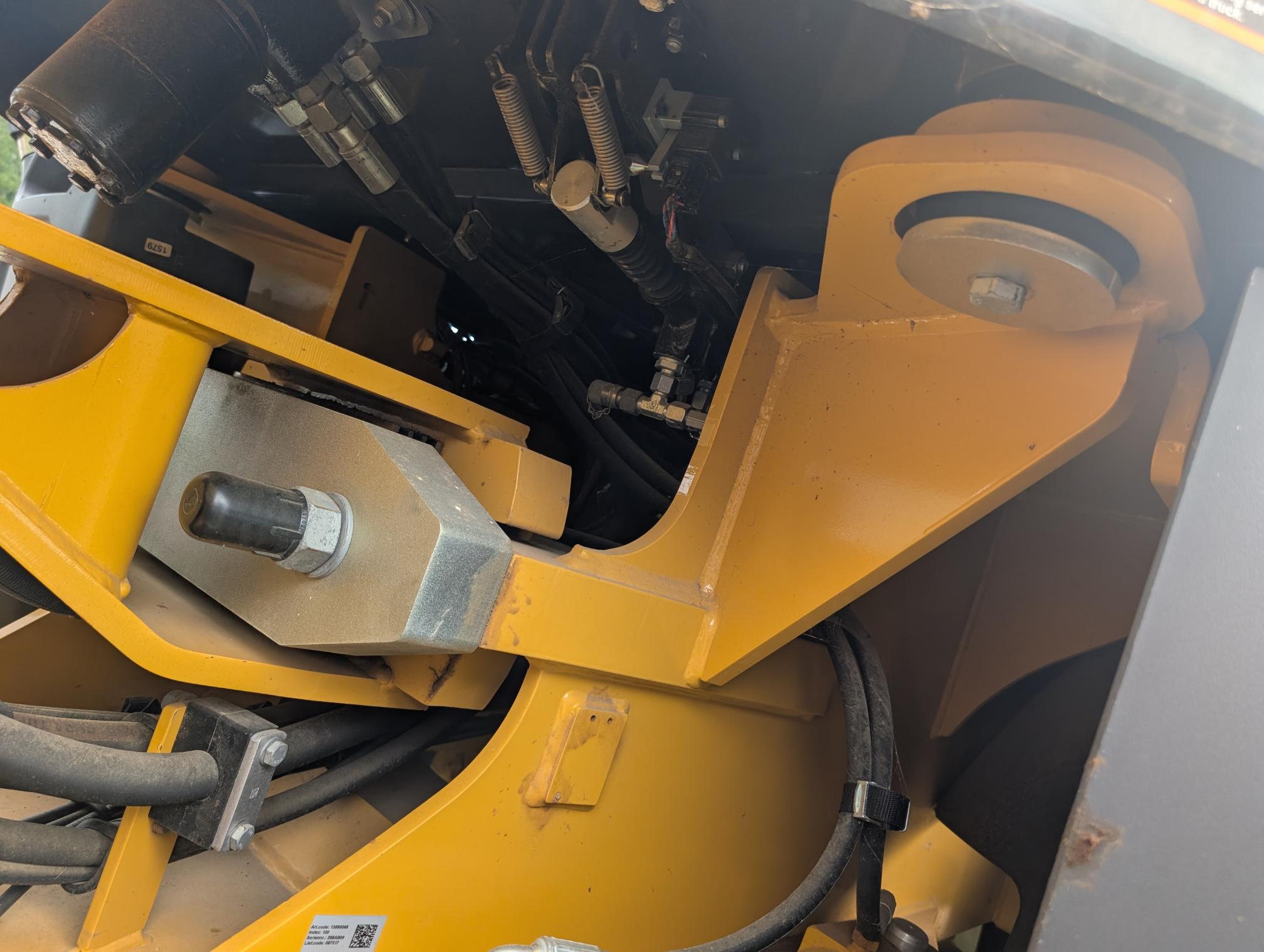 2024 DEERE 344L - Image 21