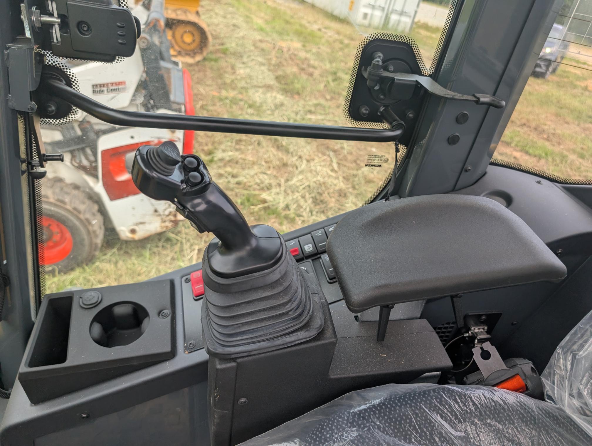 2024 DEERE 344L - Image 9