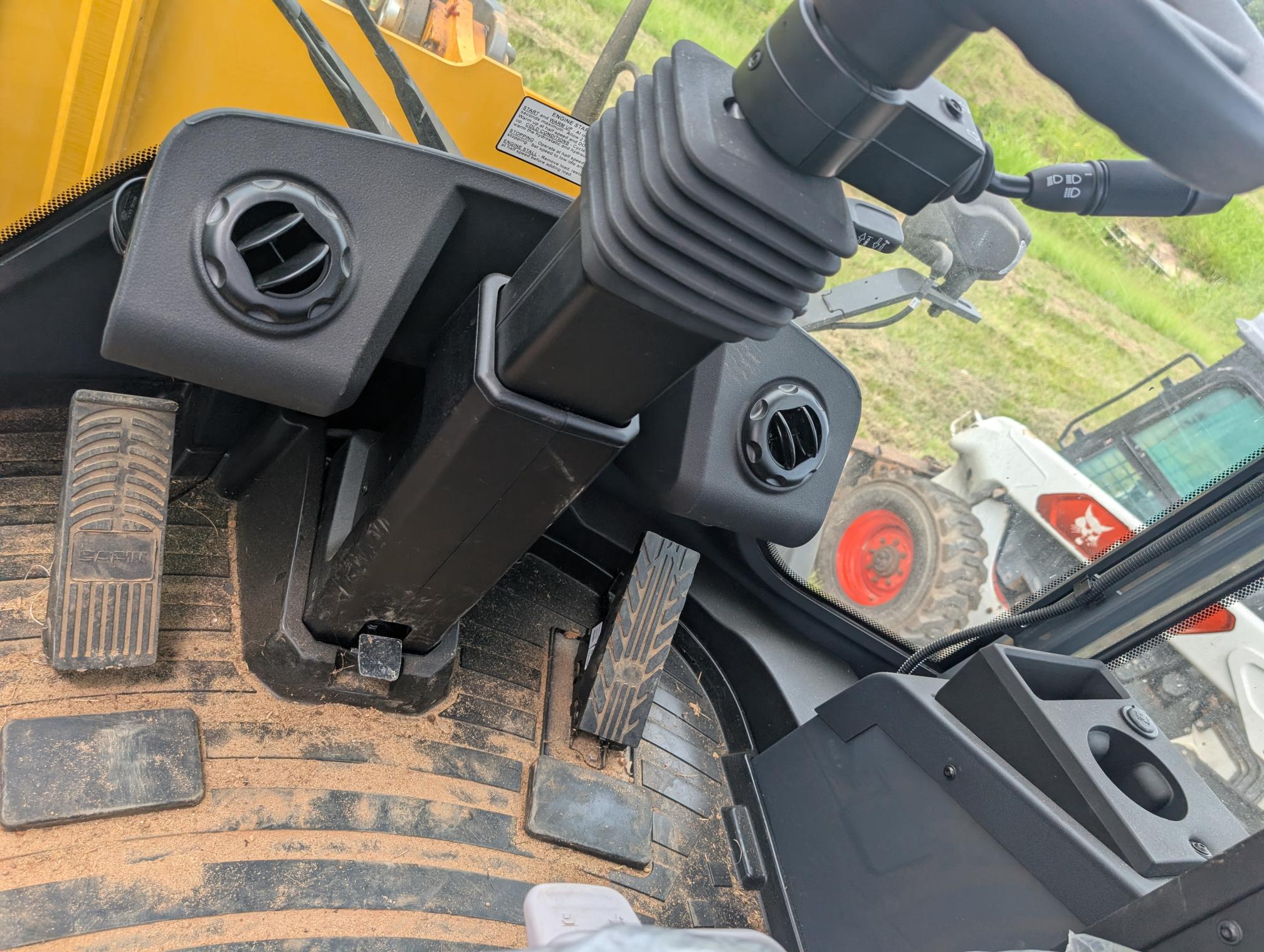 2024 DEERE 344L - Image 11