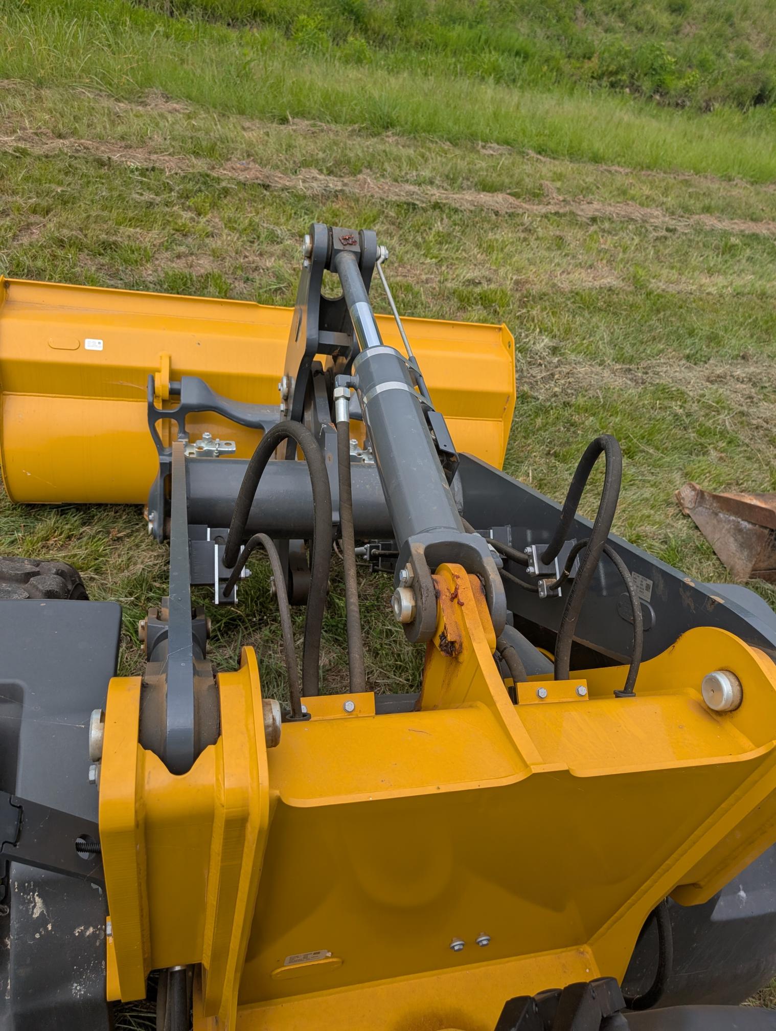 2024 DEERE 344L - Image 19